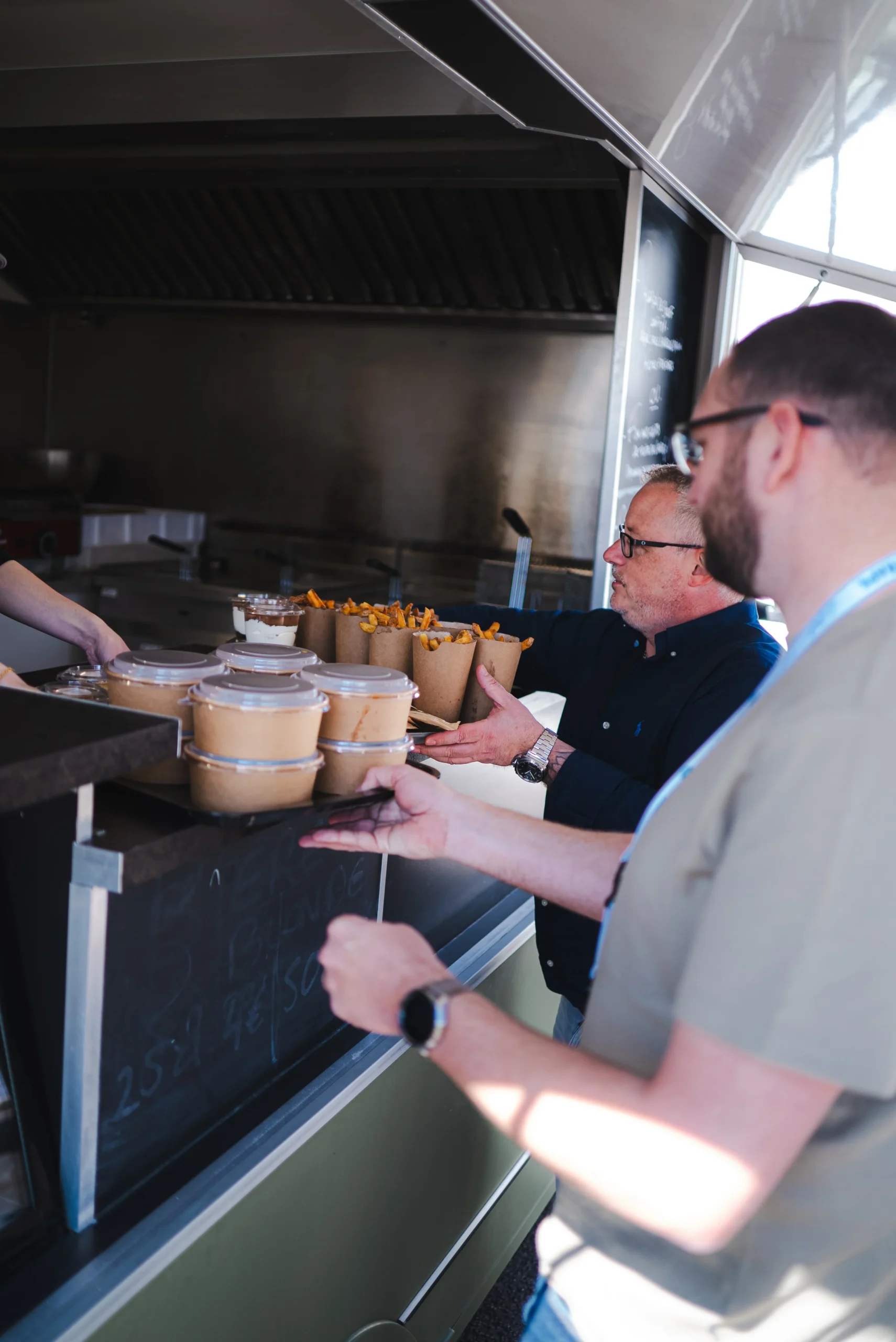 Corporate food truck Montreal service at Parc Jean-Drapeau along the river · INNOV'events corporate event planning