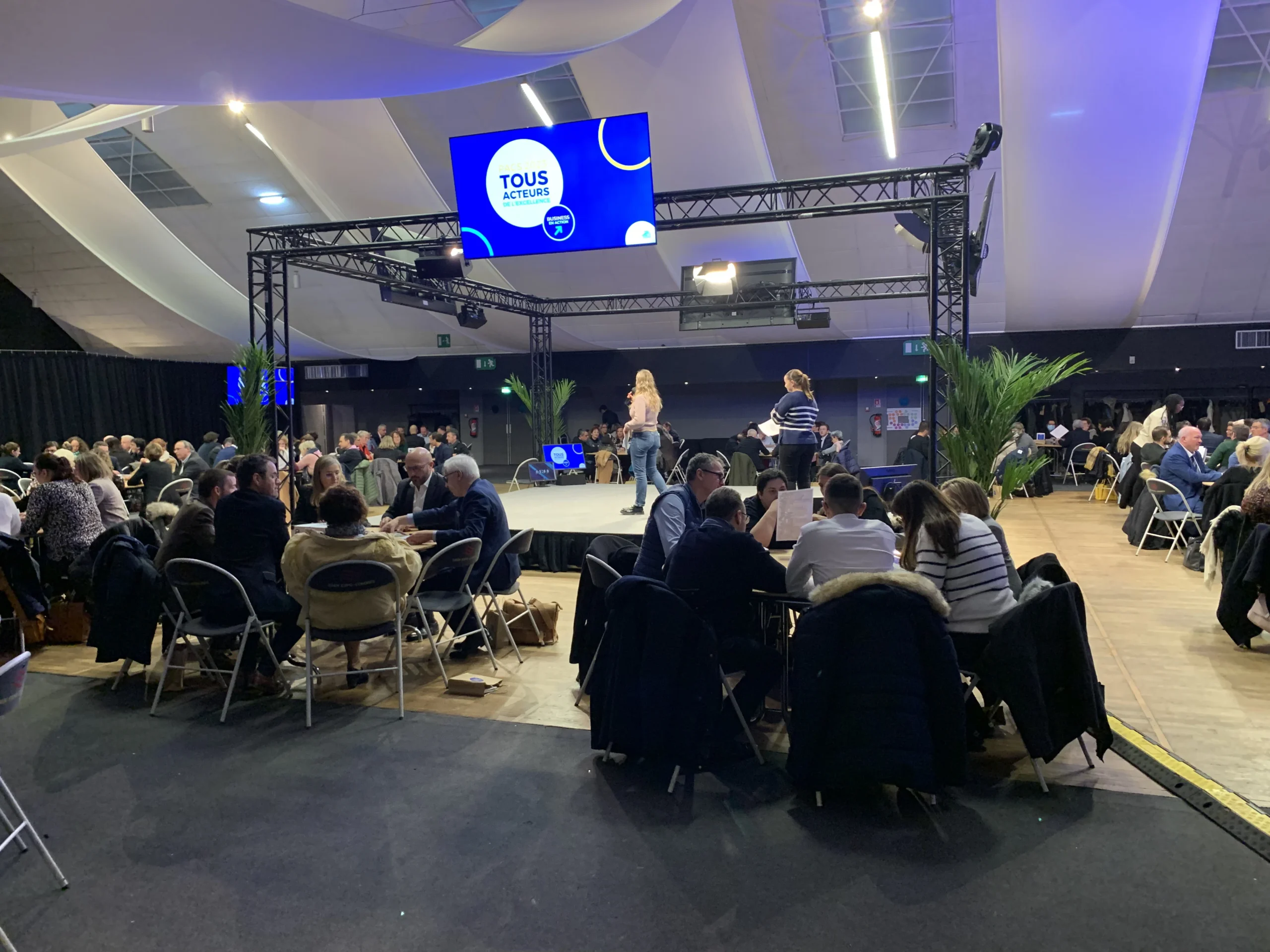 Team offsite in Quebec, teams in plenary session beneath the vaulted ceilings of Vieux-Québec · INNOV'events