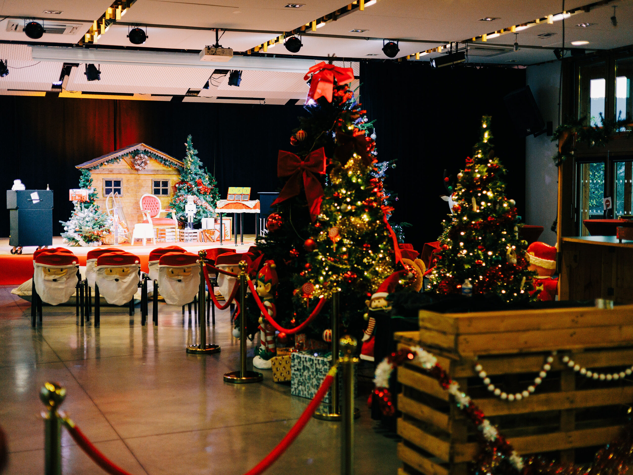Corporate Christmas party Quebec gala evening employee recognition awards lit hall · INNOV'events