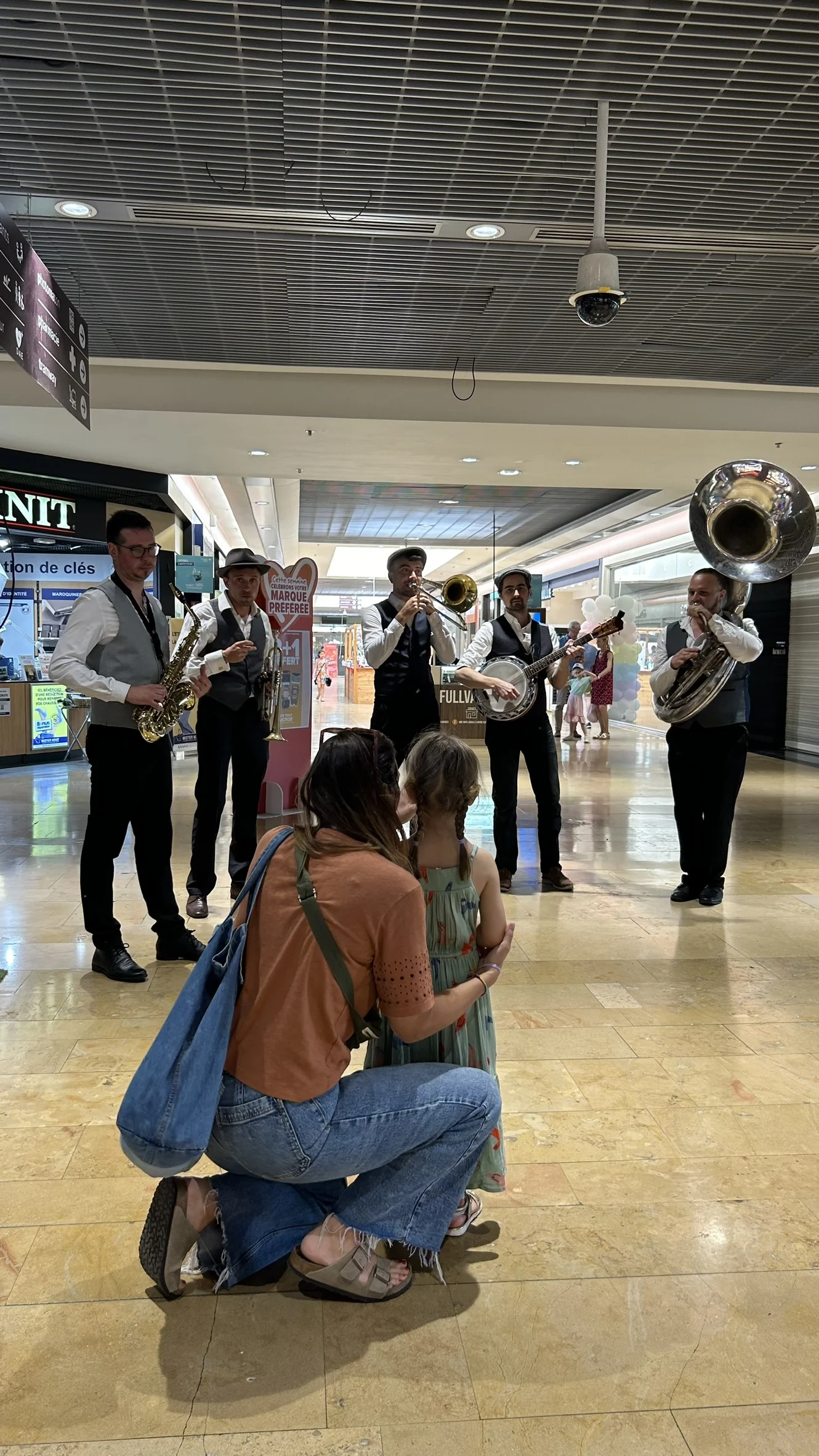 Kiosque promotionnel Laval employés en action Place Laval · INNOV'events organisation d'événements
