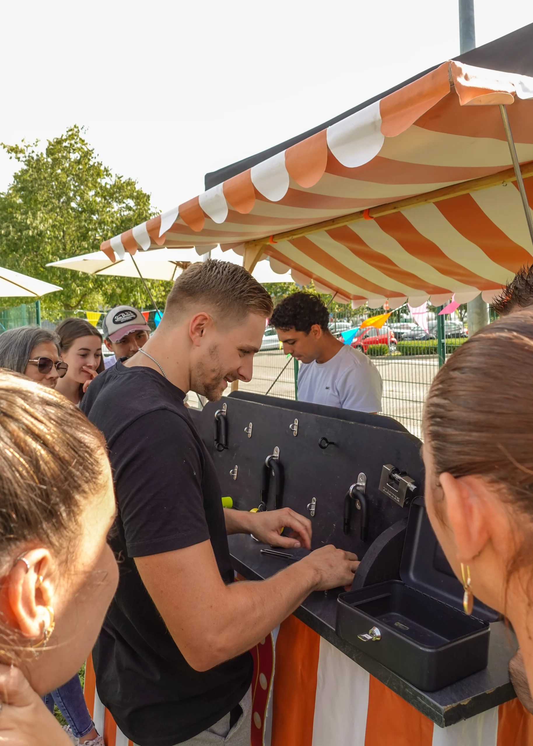 Animation de kiosque Laval équipe en poste au kiosque interactif au Centropolis · INNOV'events