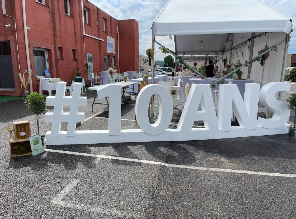 Team activity at a corporate anniversary in Montreal outdoor setting in the Quartier des spectacles · INNOV'events event planning