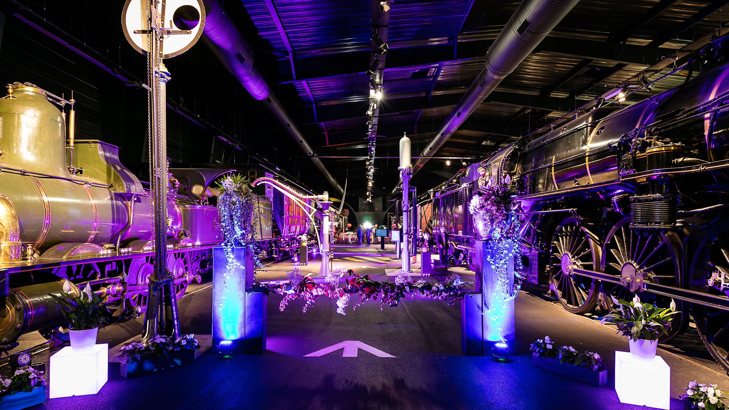 Mobilier lumineux soirée corporative Québec comptoirs LED Château Frontenac en arrière-plan · INNOV'events