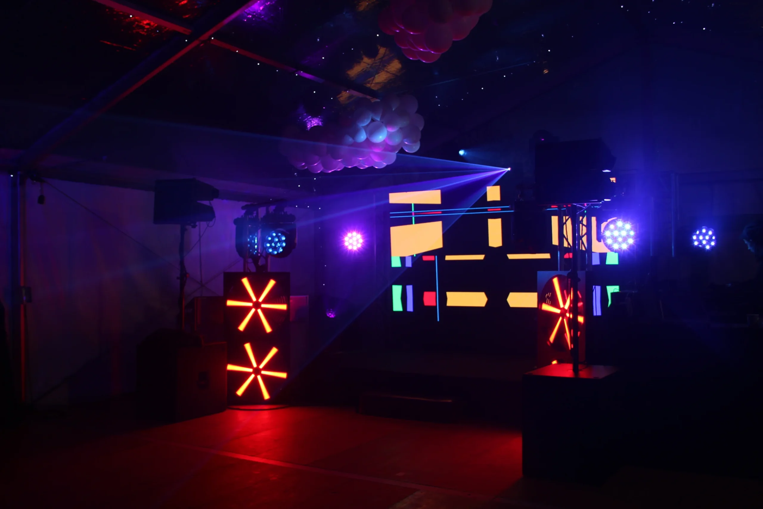 Corporate LED furniture rental Montreal, seated dinner with round LED tables · INNOV'events