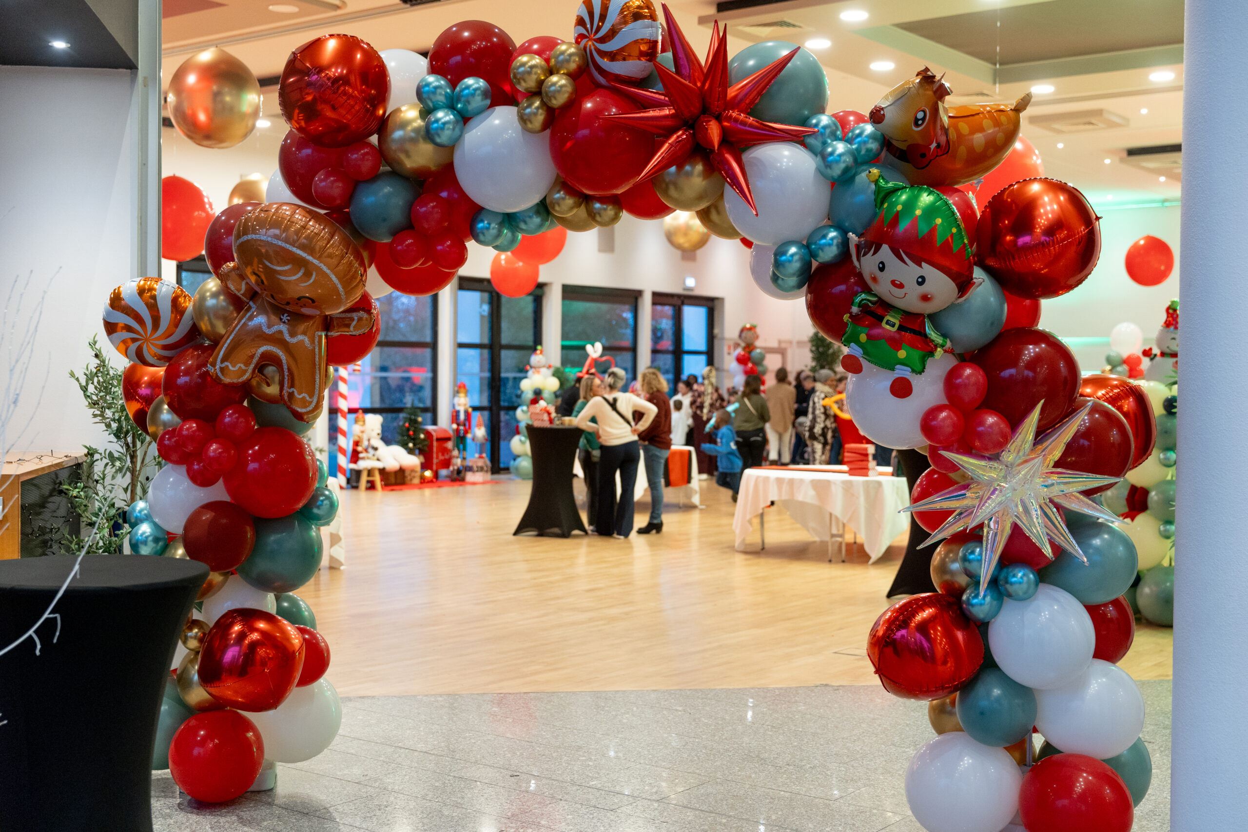 Corporate Christmas party Quebec employees at evening event decorated hall Vieux-Port · INNOV'events