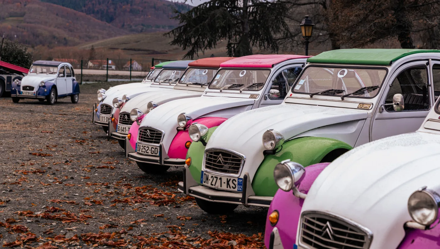 2CV rally in Laval convoy through the Vieux-Saint-Vincent-de-Paul neighbourhood · INNOV'events