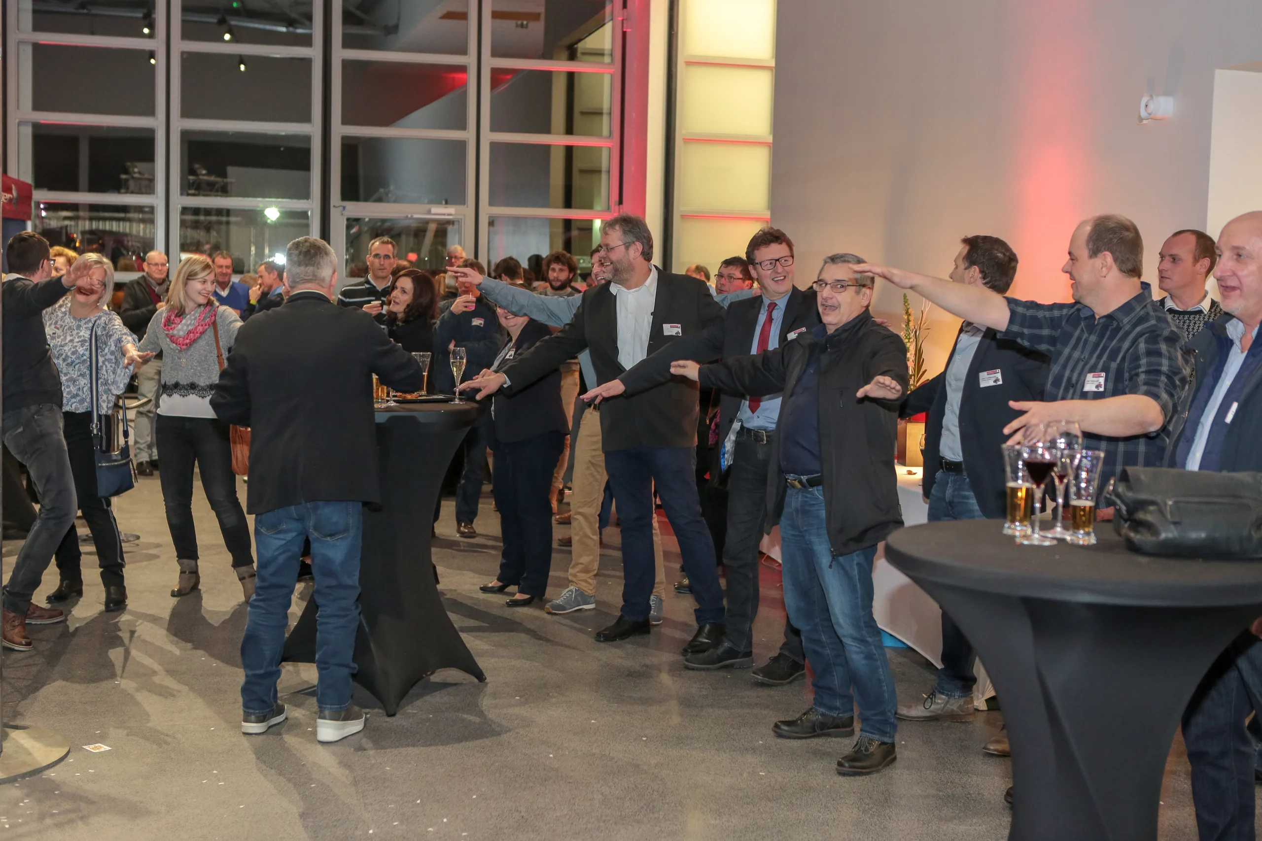 Animation dégustation vins Québec invités debout station thématique corporative · INNOV'events