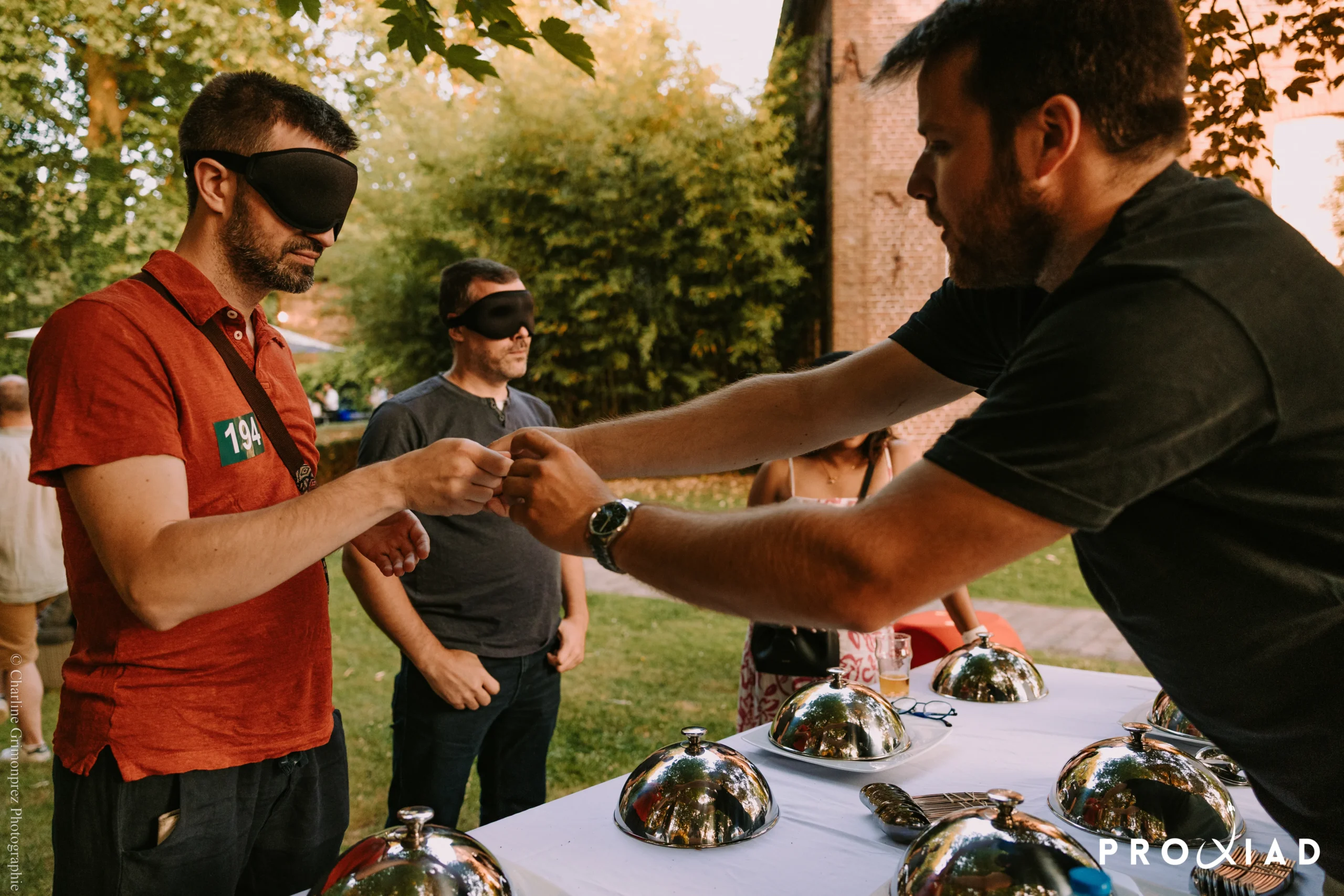 dégustation Trois-Rivières groupe employés autour d'un sommelier en salle voûtée · INNOV'events