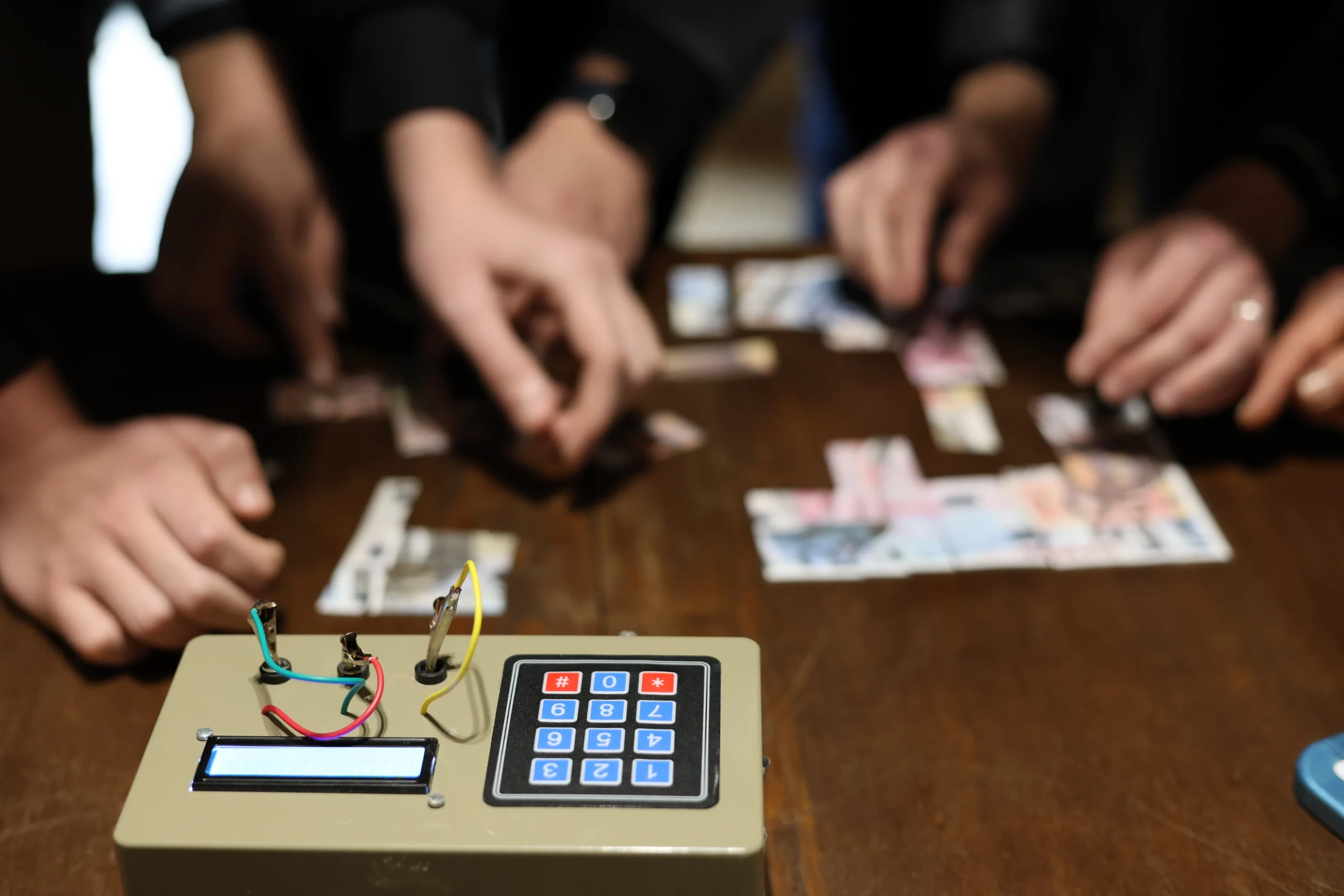 Animation escape game corporatif Québec équipes en salle thématique historique · INNOV'events