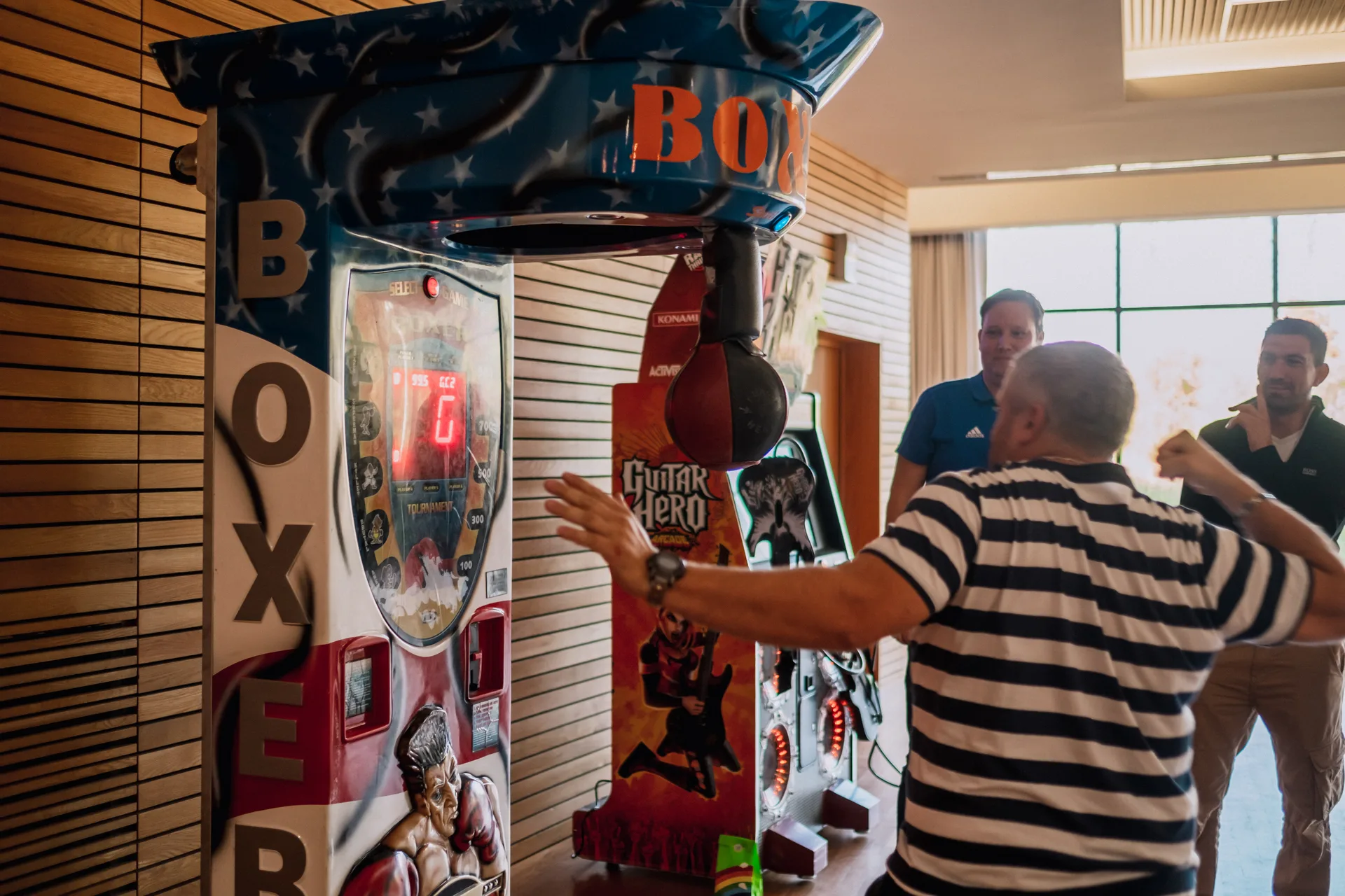 Corporate arcade games Laval teams in Centropolis event room · INNOV'events