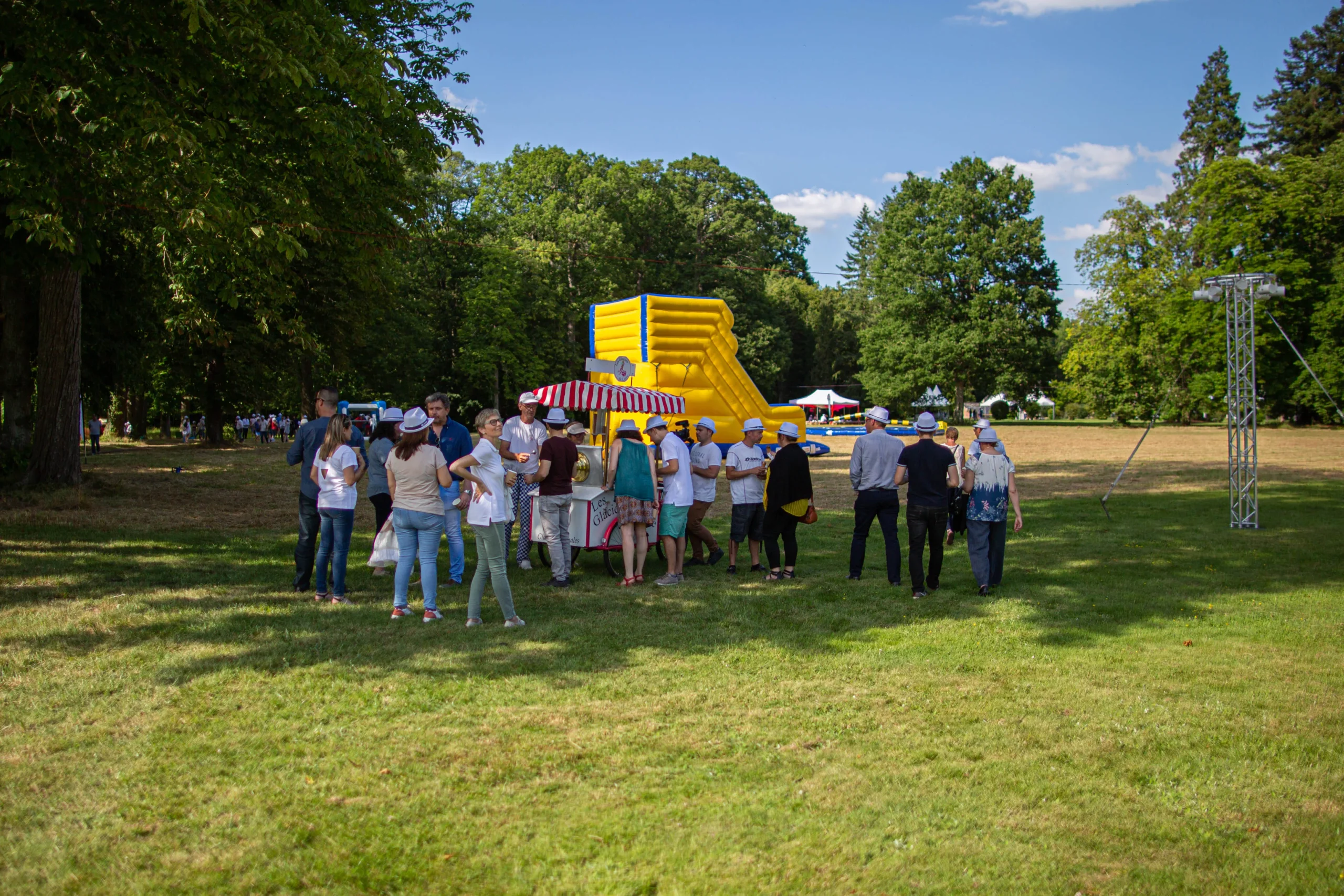 Inflatable obstacle course Laval spring outdoor event · INNOV'events