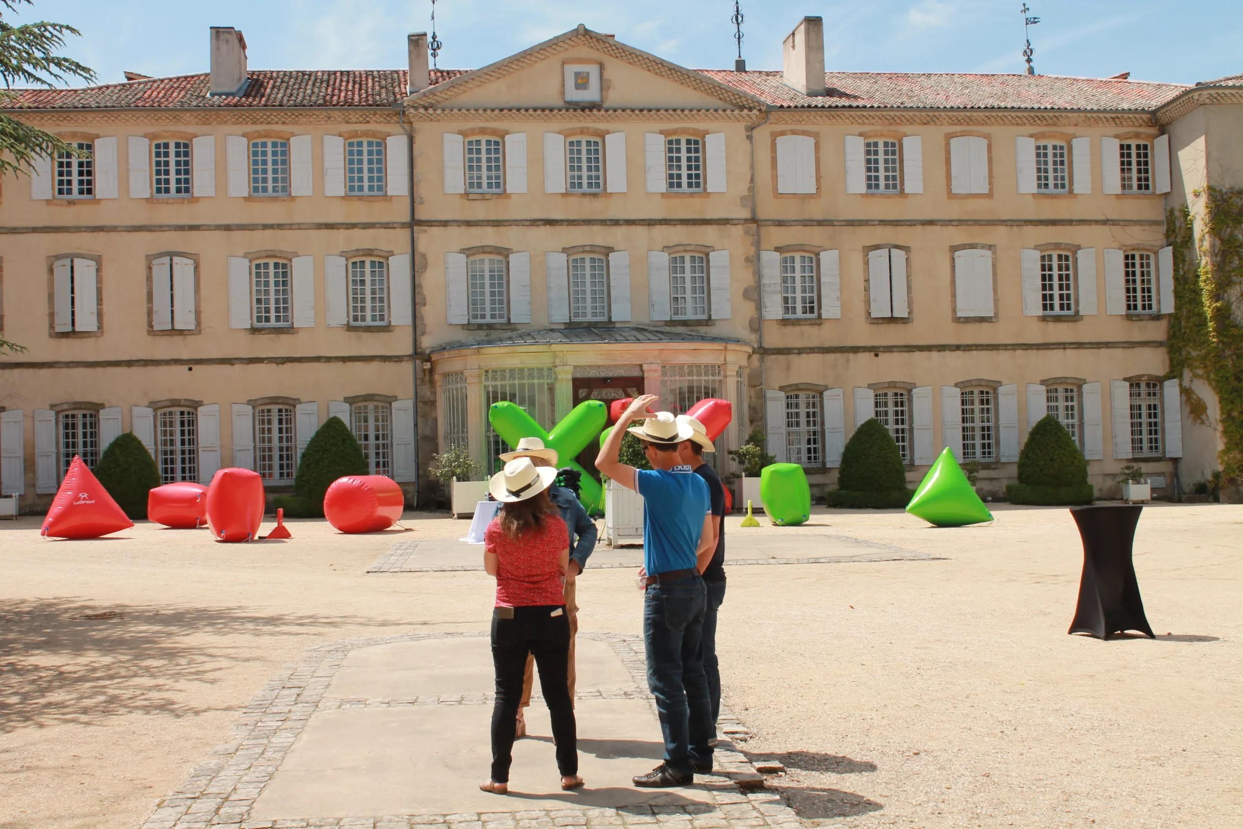 Corporate inflatable games Quebec evening families employees illuminated park · INNOV'events
