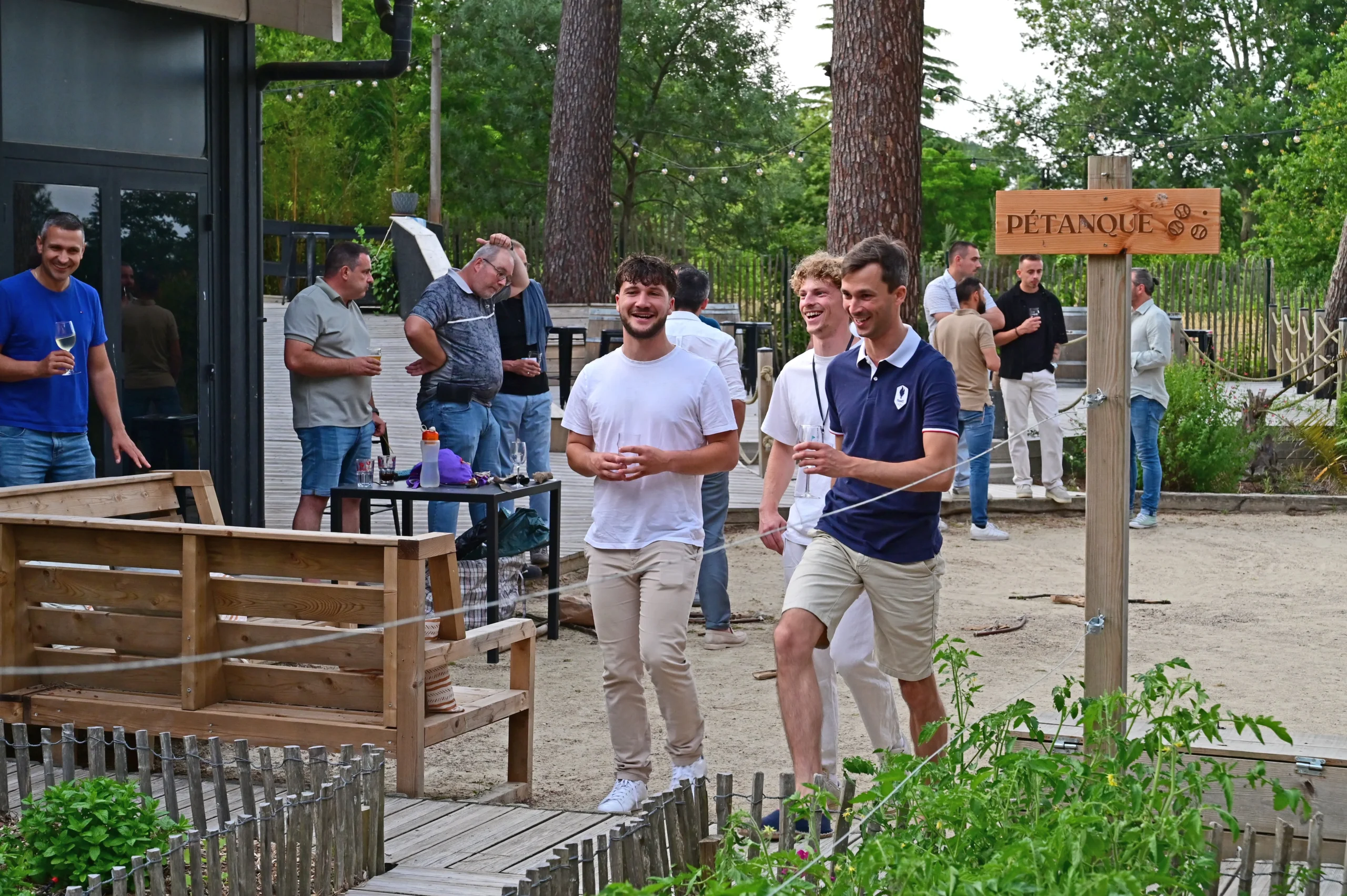 Corporate summer party Laval employees playing giant games on green lawn · INNOV'events