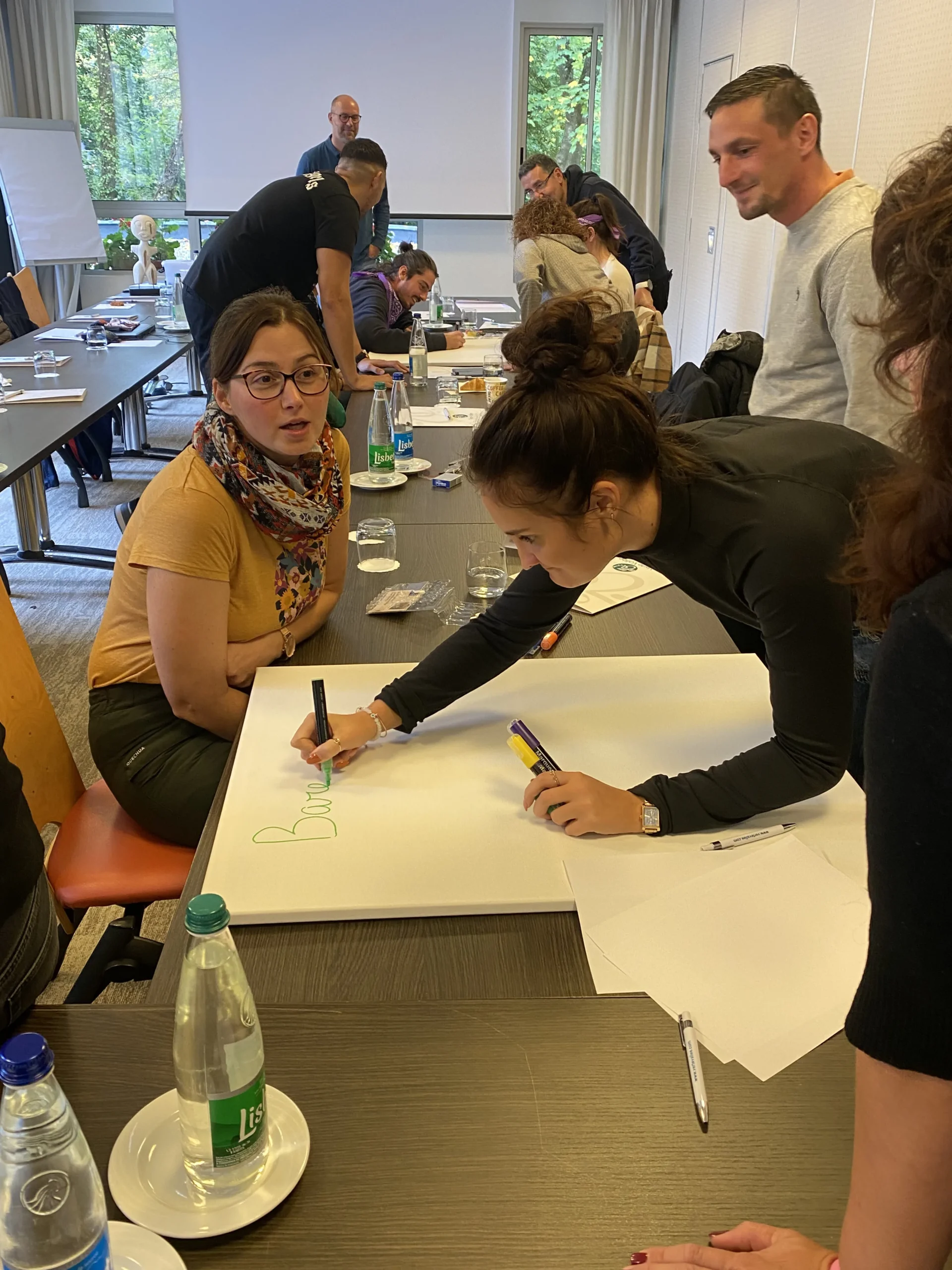 Corporate retreat in Quebec, team-building activity in the Laurentian forest in autumn · INNOV'events