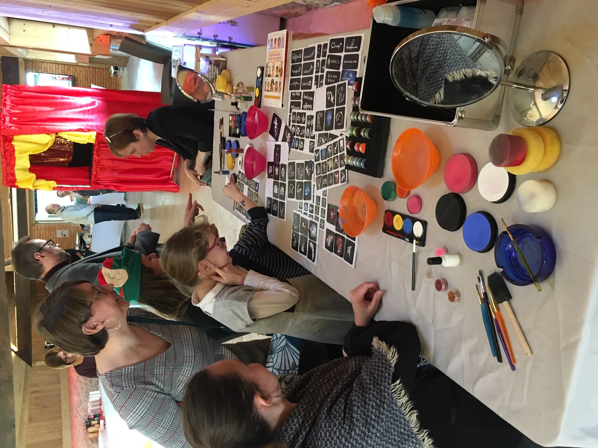 Atelier de colorimétrie Québec analyse chromatique devant fenêtres exposées au nord en salle corporate · INNOV'events