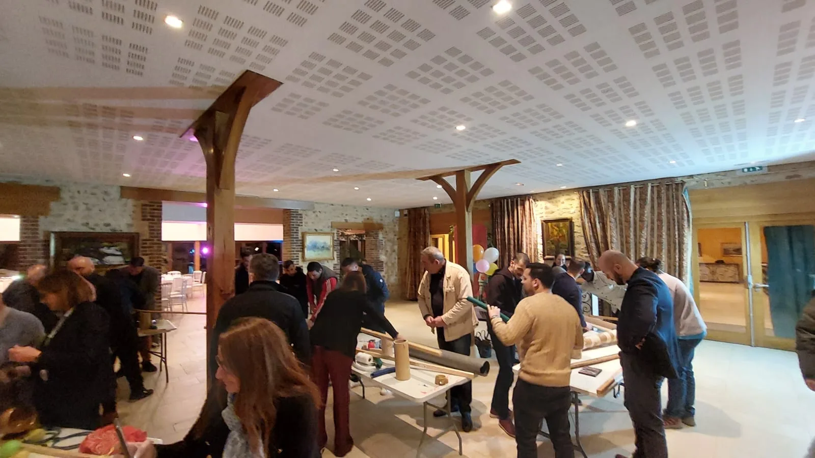 Corporate tasting evening in Laval round tables with soft lighting · INNOV'events