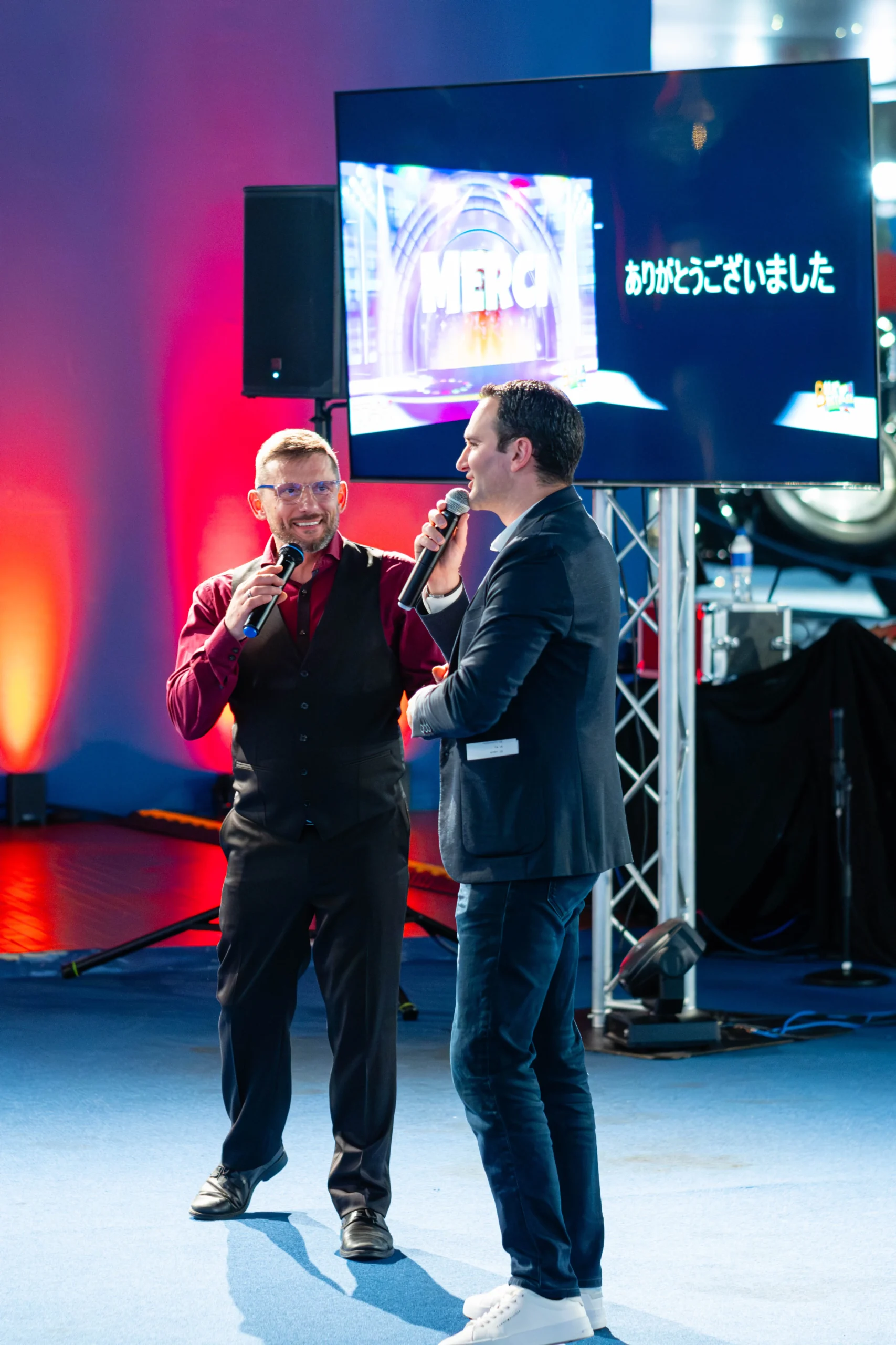Corporate event host on stage at a plenary session in the Quartier des spectacles, Montreal · INNOV'events