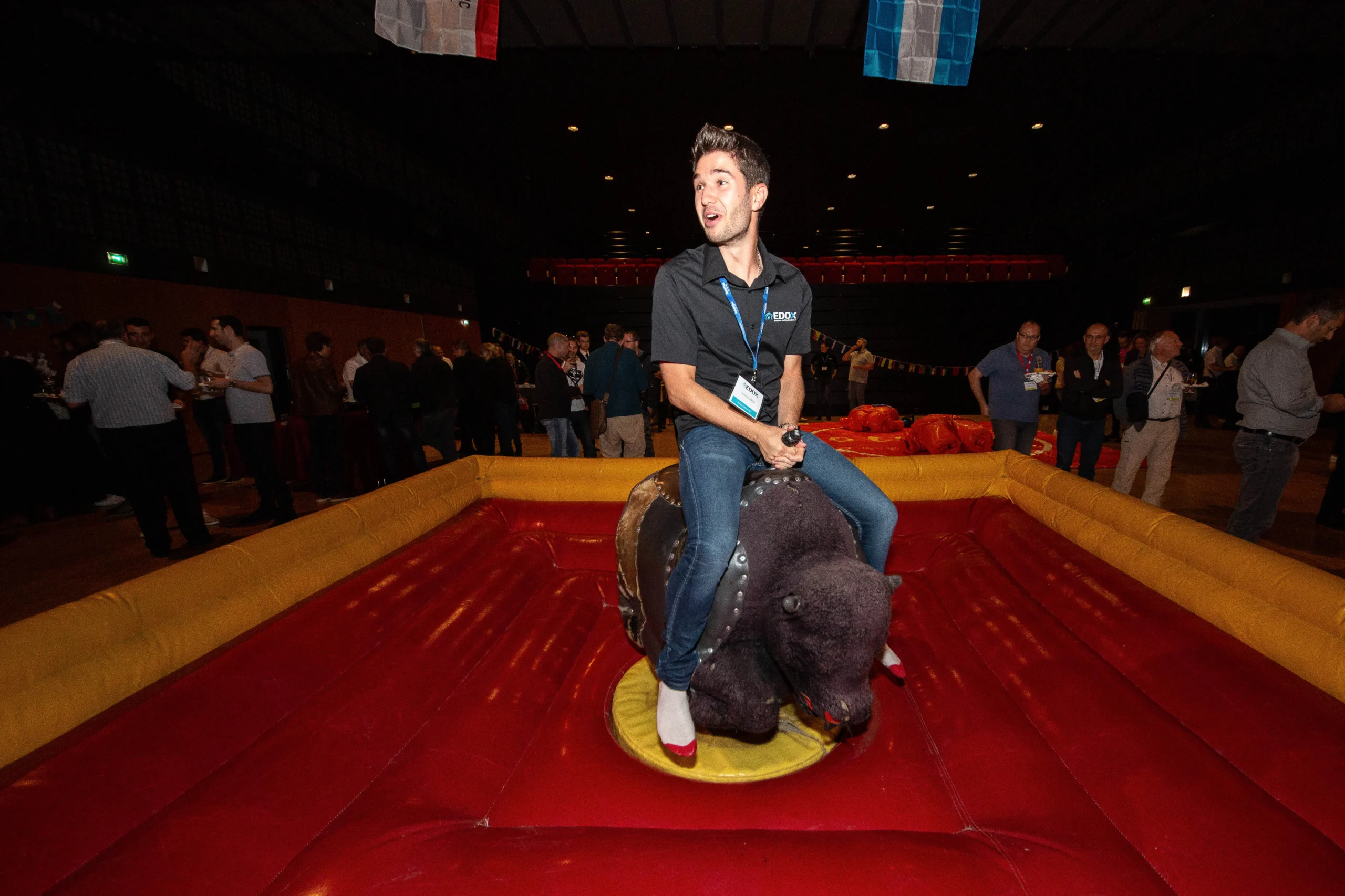 Surf simulator tournament Quebec corporate teams on podium awards ceremony · INNOV'events