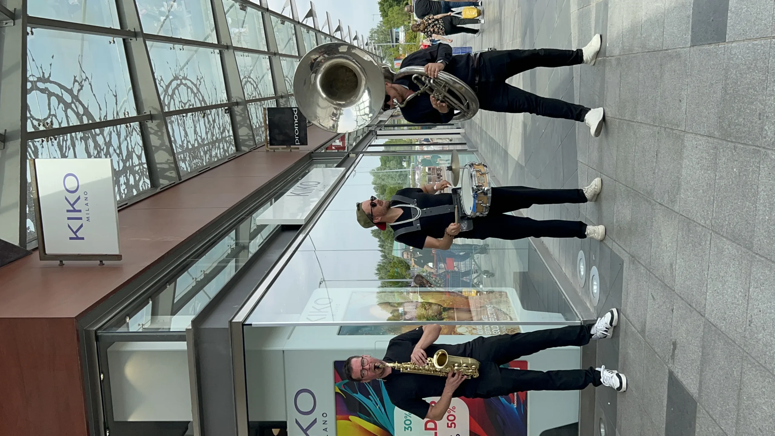 Brand activation mall Laval kiosk main aisle · INNOV'events