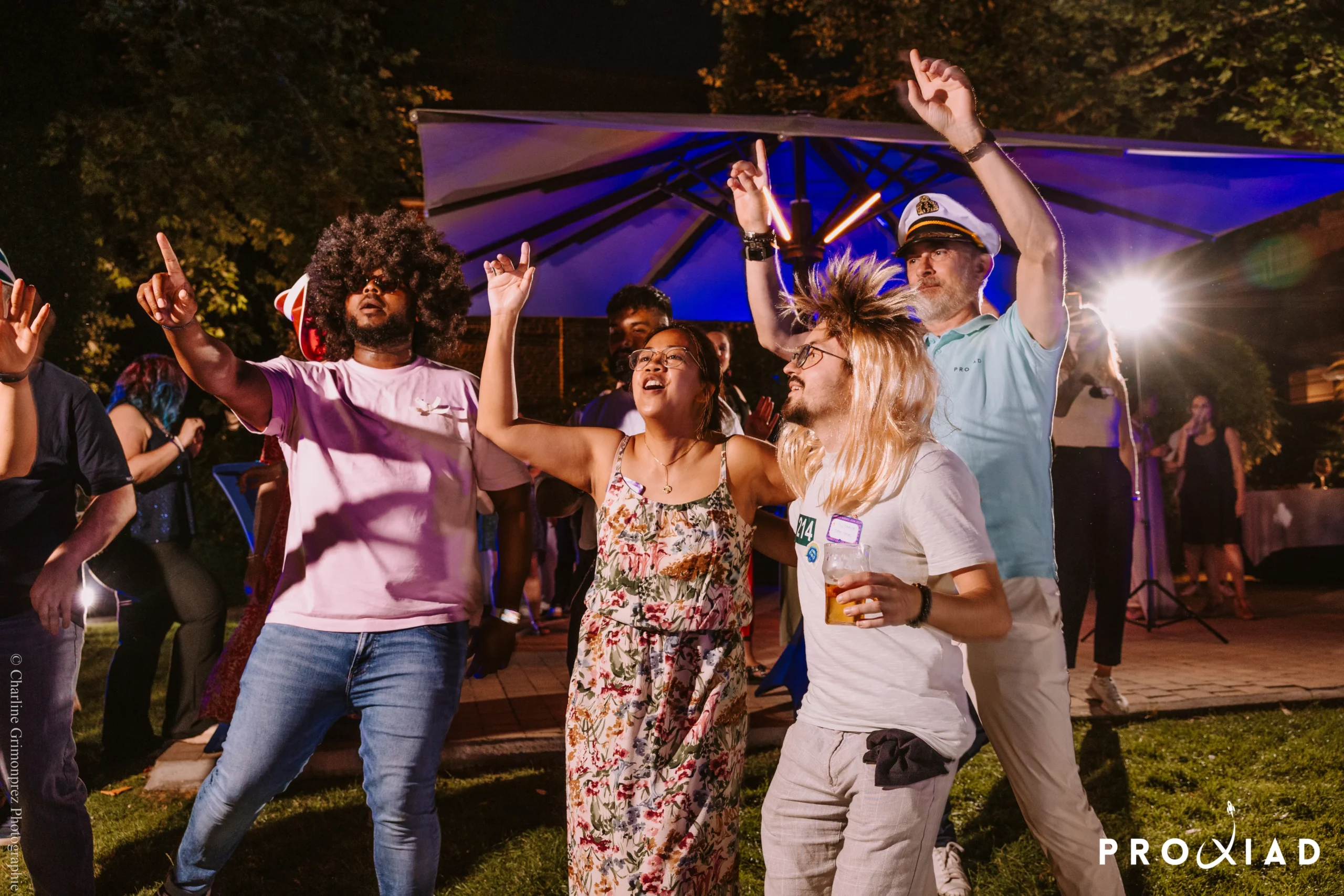 Fête estivale corporative Montréal groupes d'employés sur les quais du Vieux-Port été · INNOV'events