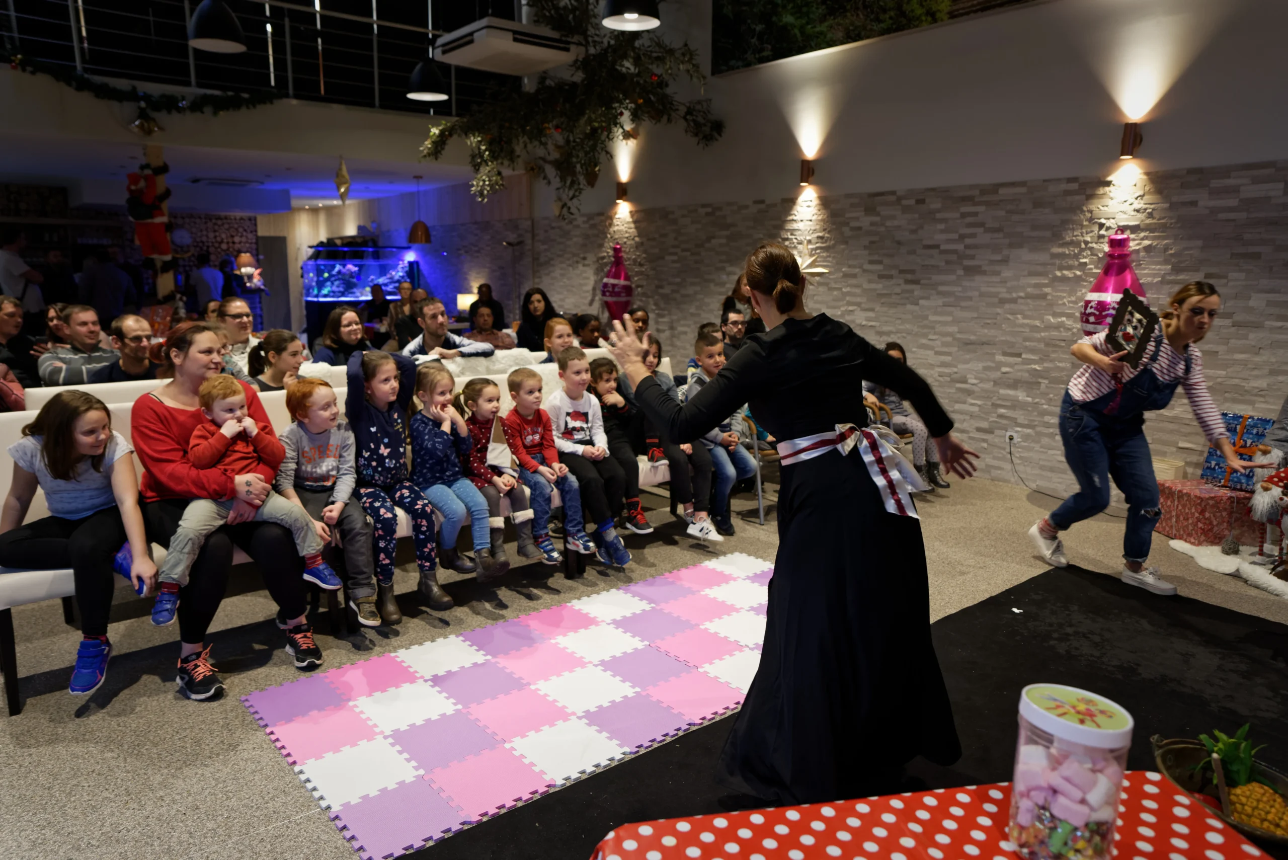 Festive entertainment Quebec corporate team Christmas party indoor · INNOV'events