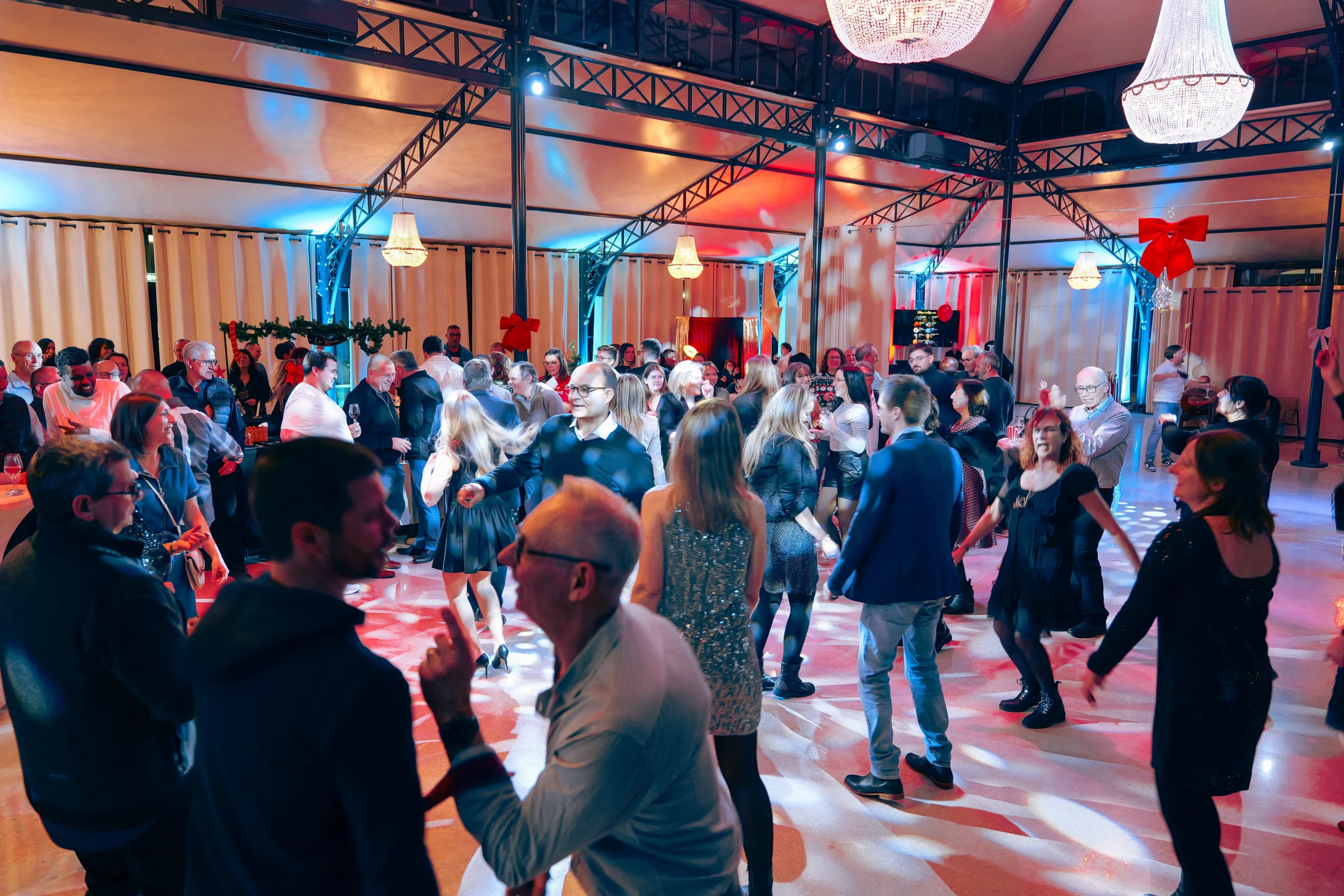 Animation photobooth anniversaire corporatif Laval groupe d'employés souriant · INNOV'events