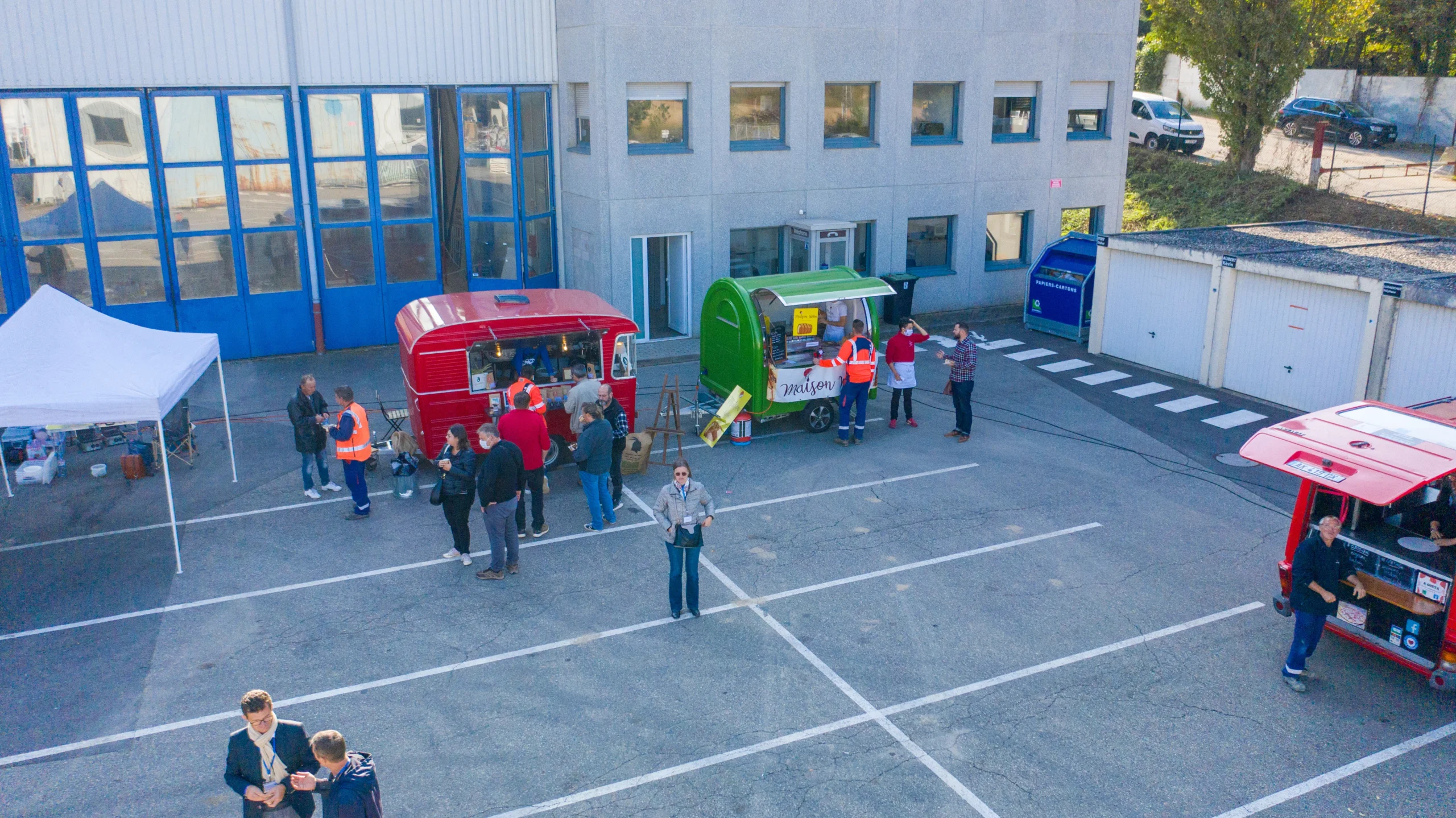 Photo booth at a food truck rental in Laval, corporate after-work event · INNOV'events