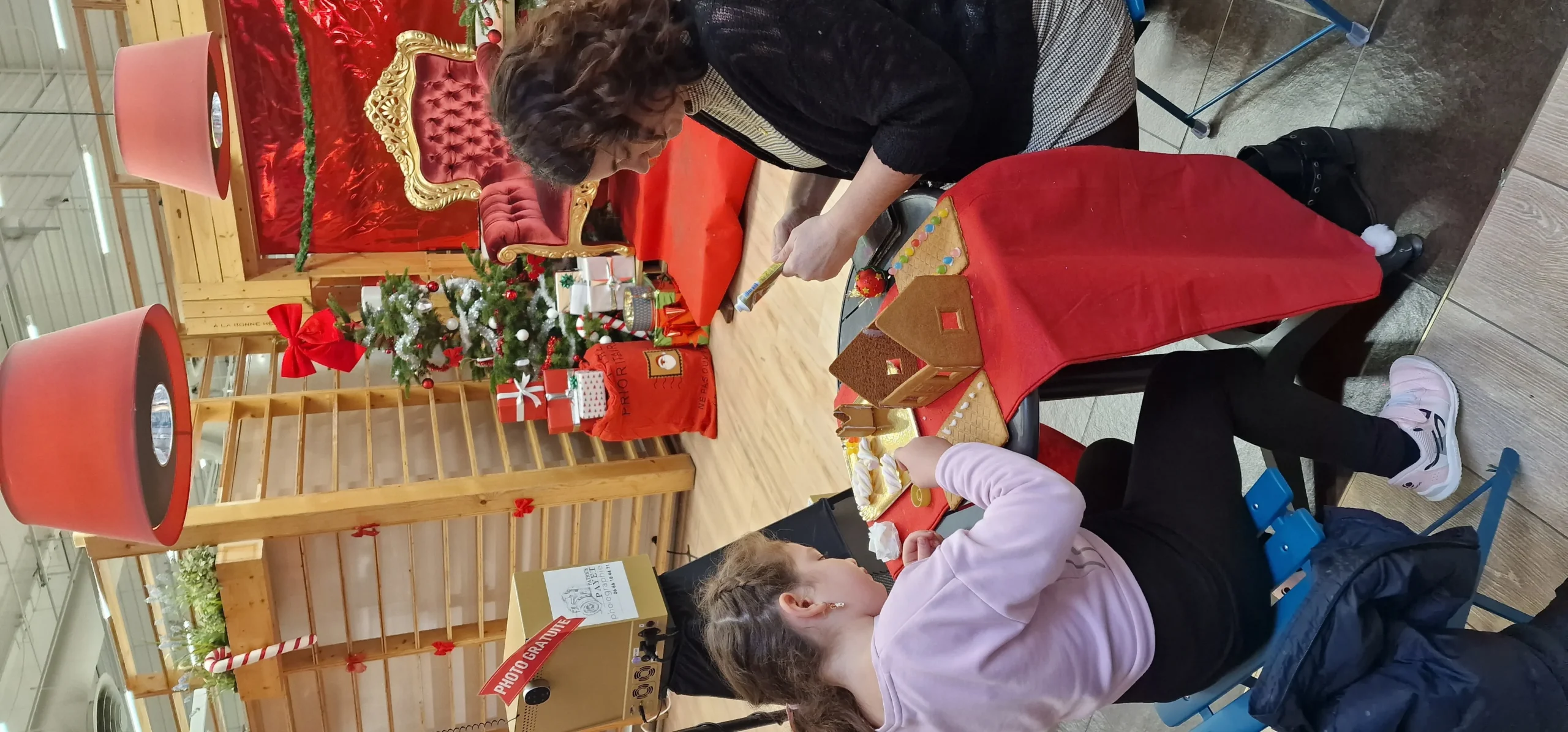 Corporate Santa Laval Carrefour Laval family welcome winter · INNOV'events