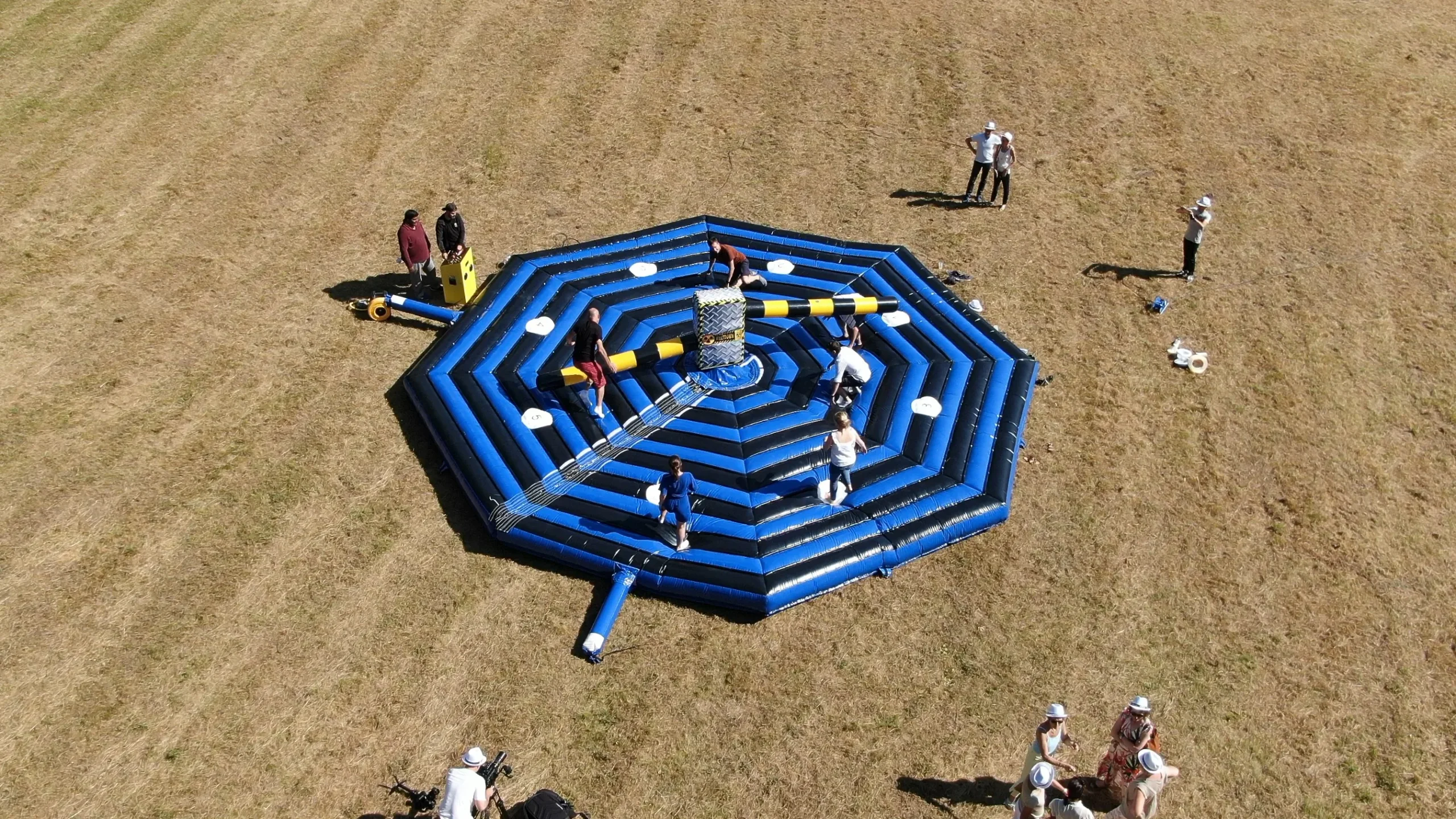 jeux gonflables Montréal défi par équipes esplanade Vieux-Port soleil estival · INNOV'events