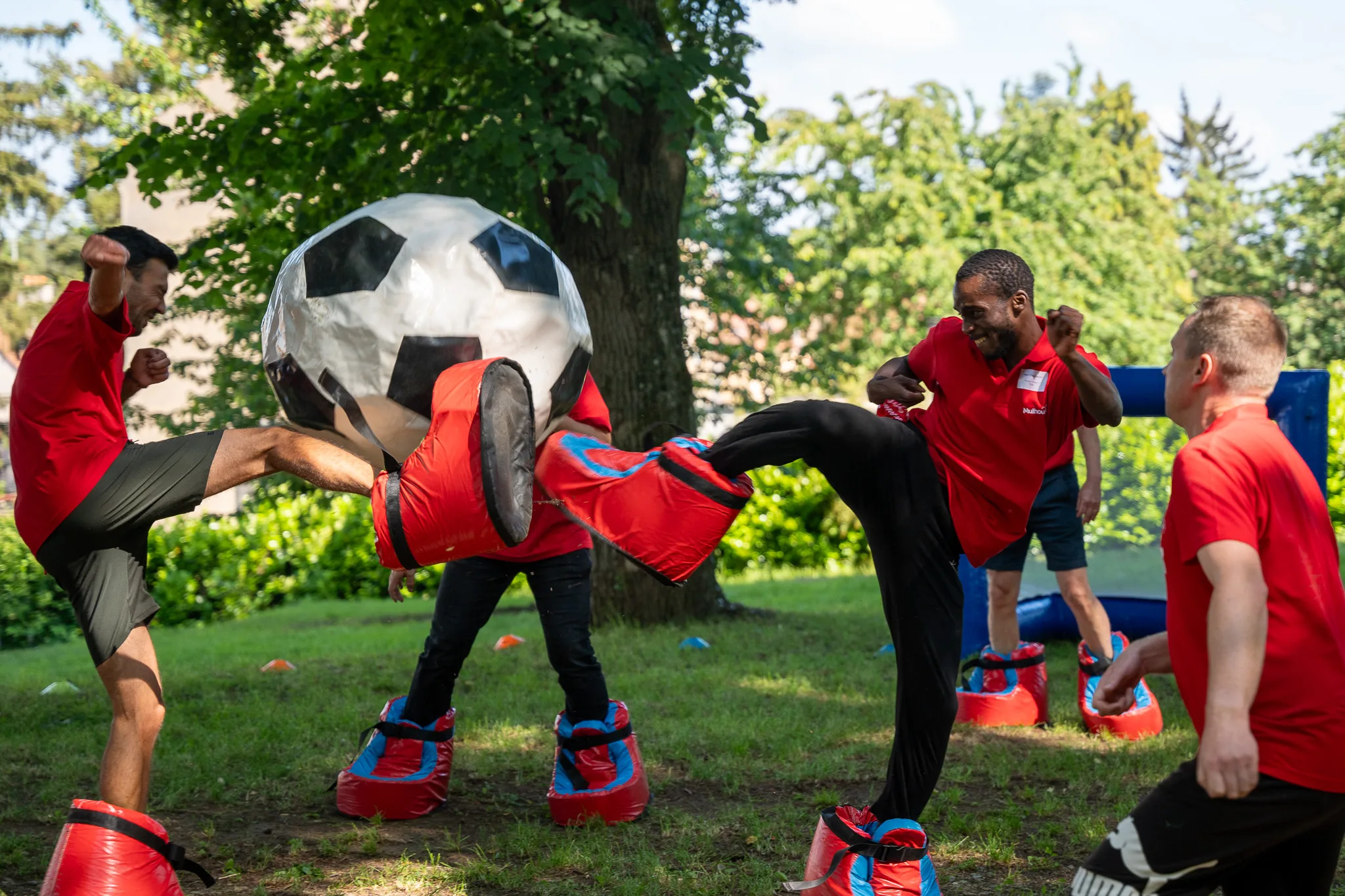 Employee and family inflatable games Quebec outdoor afternoon · INNOV'events