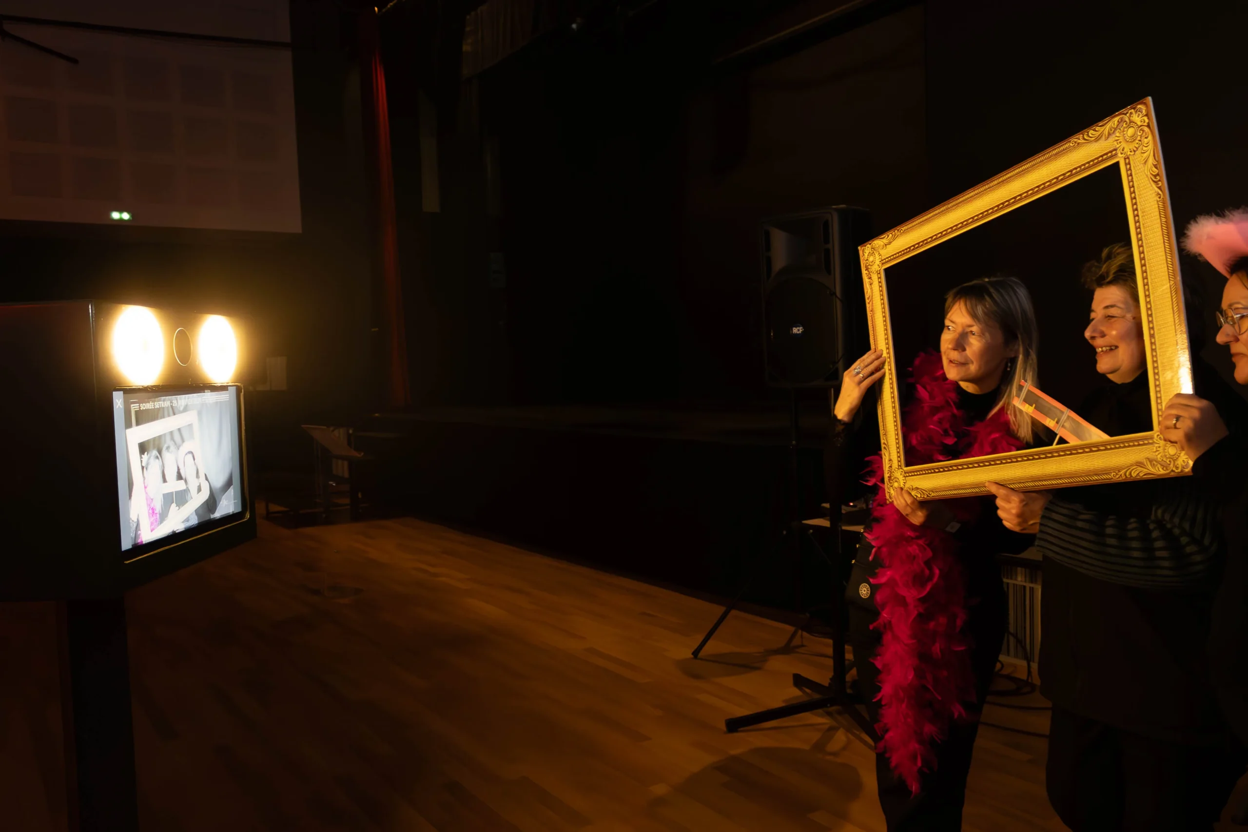 Corporate photo booth Quebec gala evening photobooth professional portrait · INNOV'events