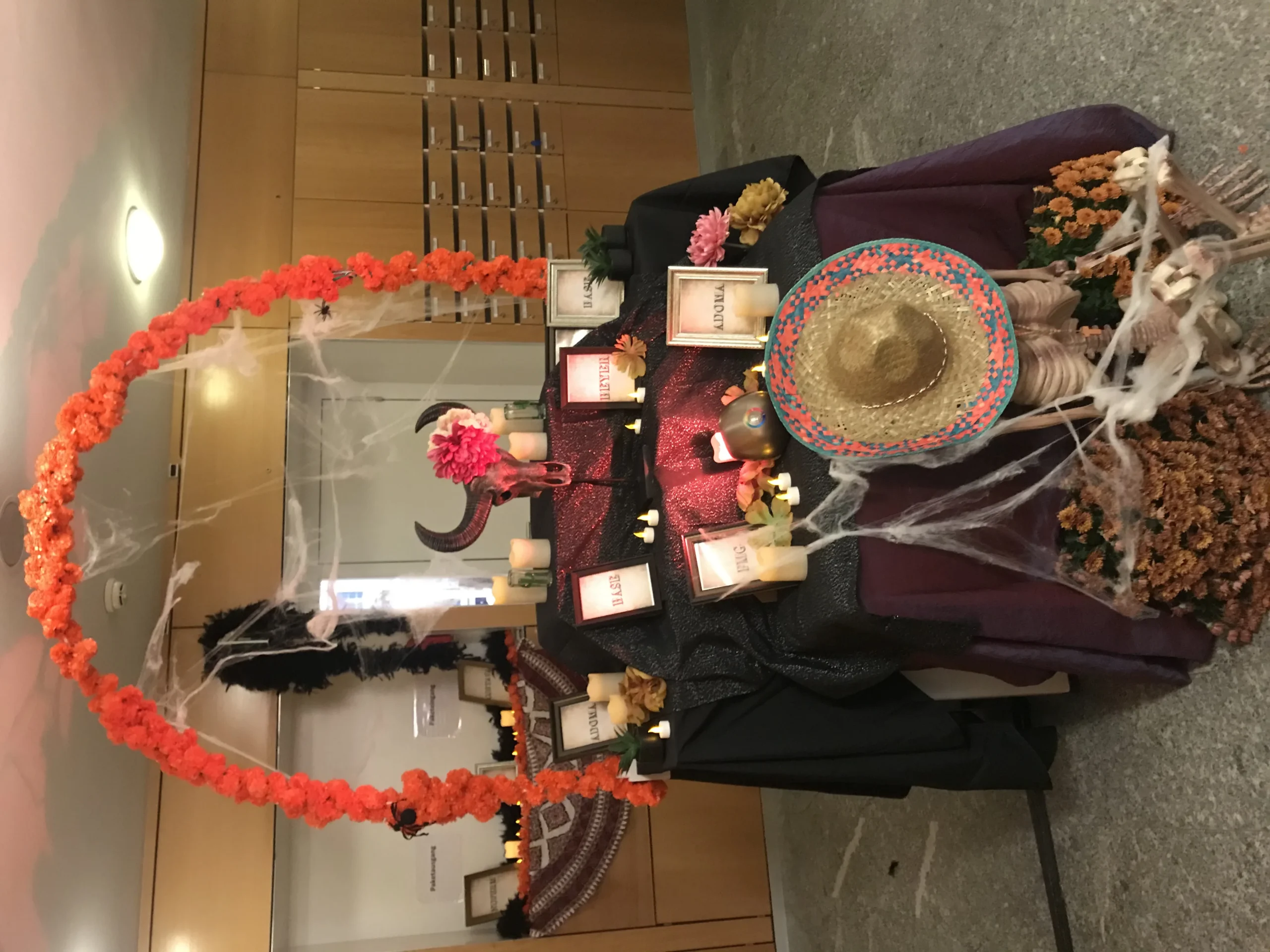 Themed Halloween evening in Montreal costumed group on a Mont-Royal terrace in autumn · INNOV'events