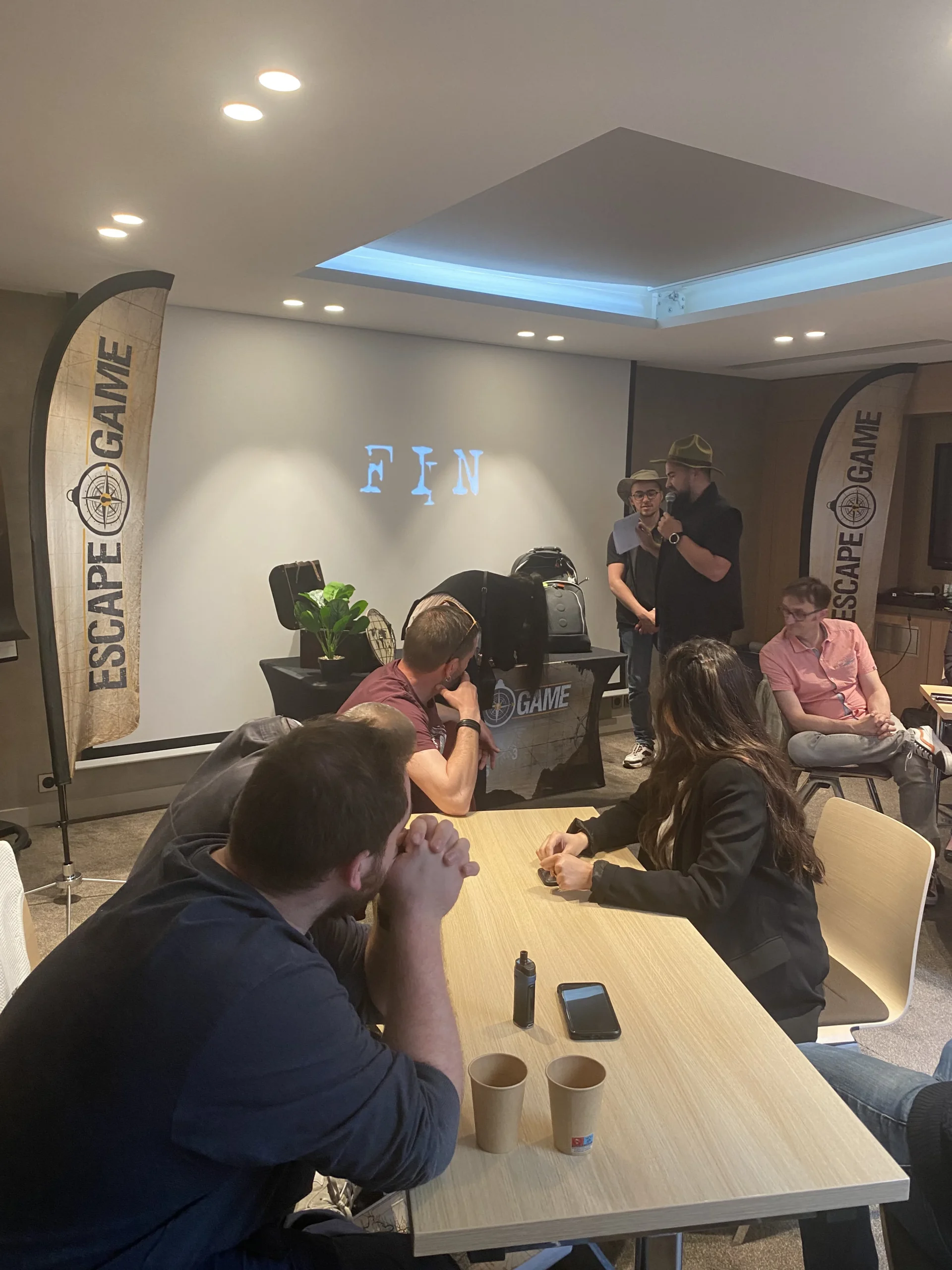 jeu d'évasion Montréal participants resolvent enigme salle thématique Vieux-Port · INNOV'events