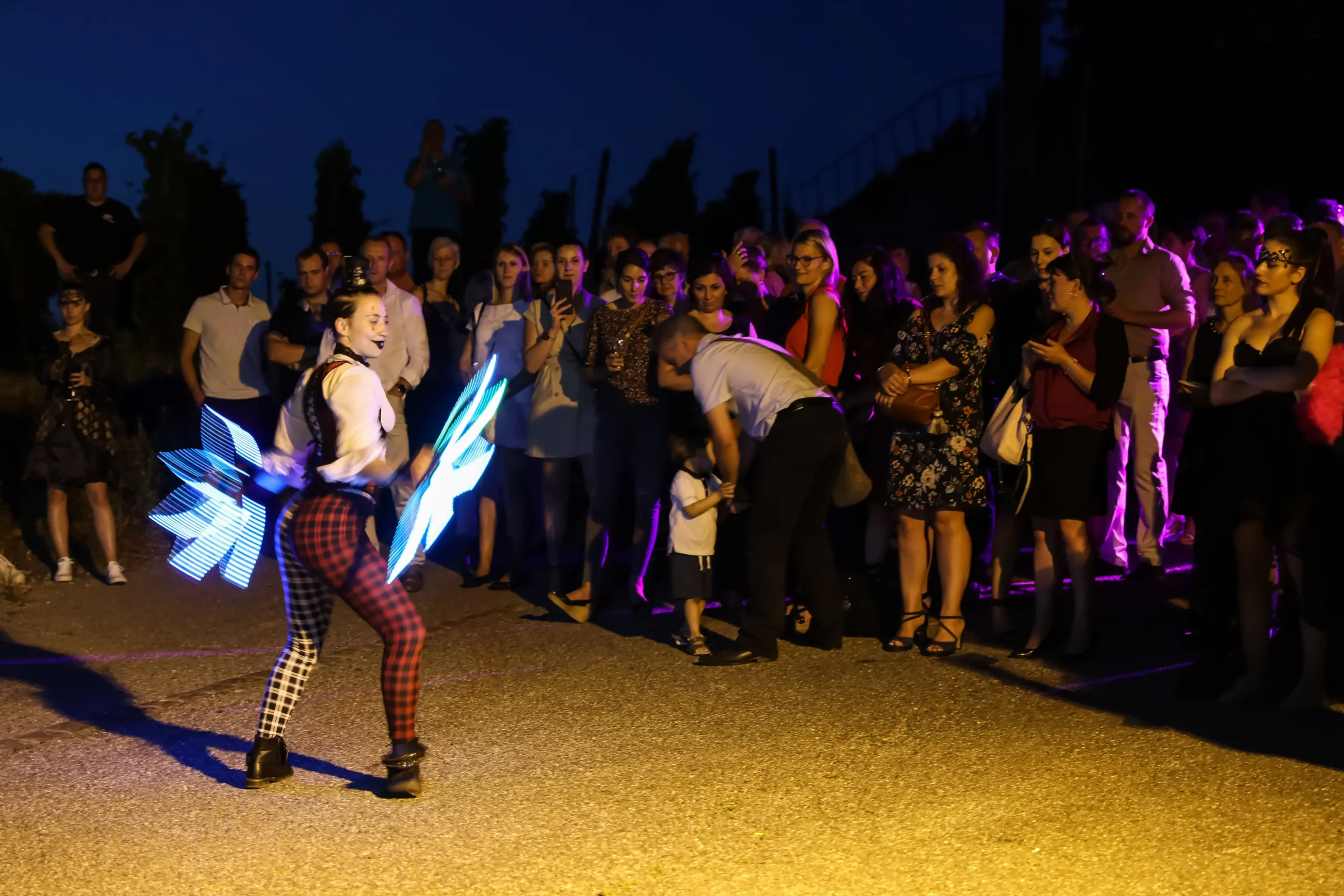 Atelier photo Laval participants en cercle avec sources lumineuses · INNOV'events