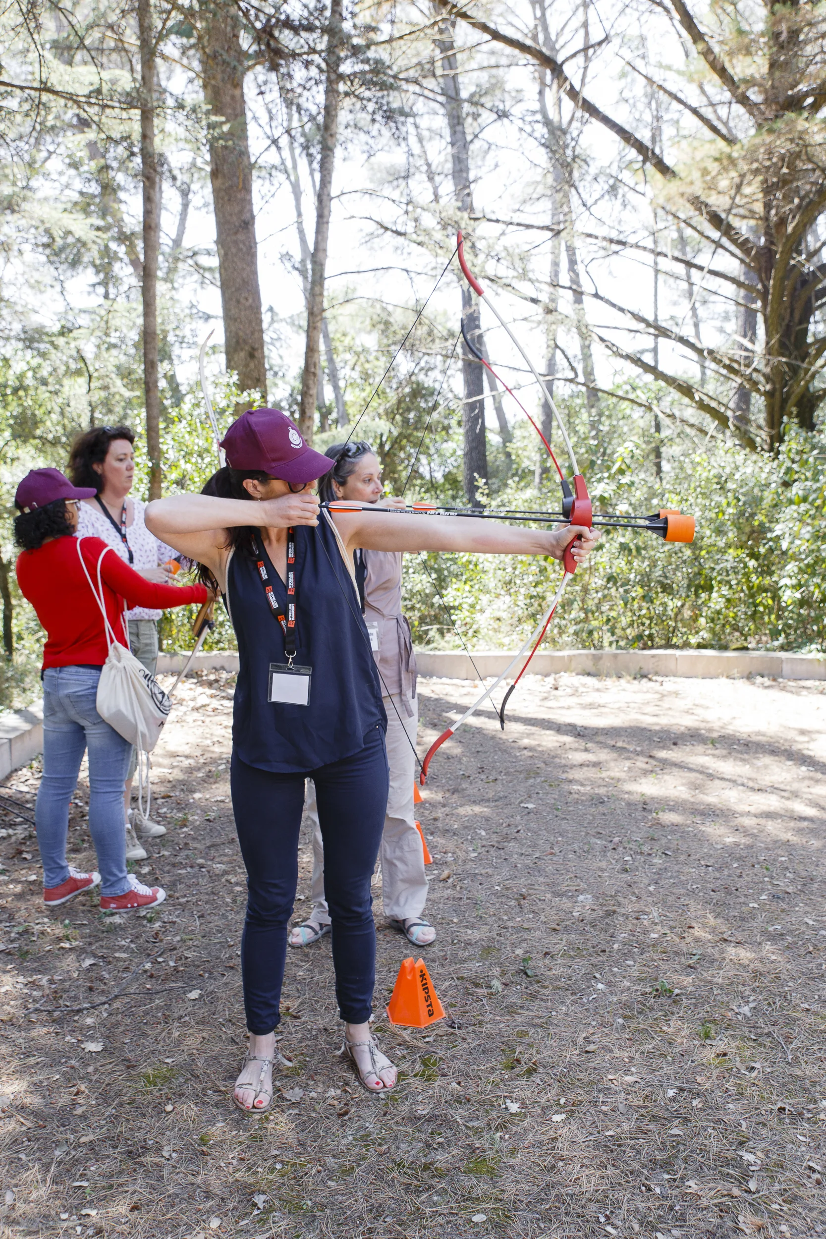 Corporate archery activity Quebec certified instructor and group outdoors in autumn · INNOV'events
