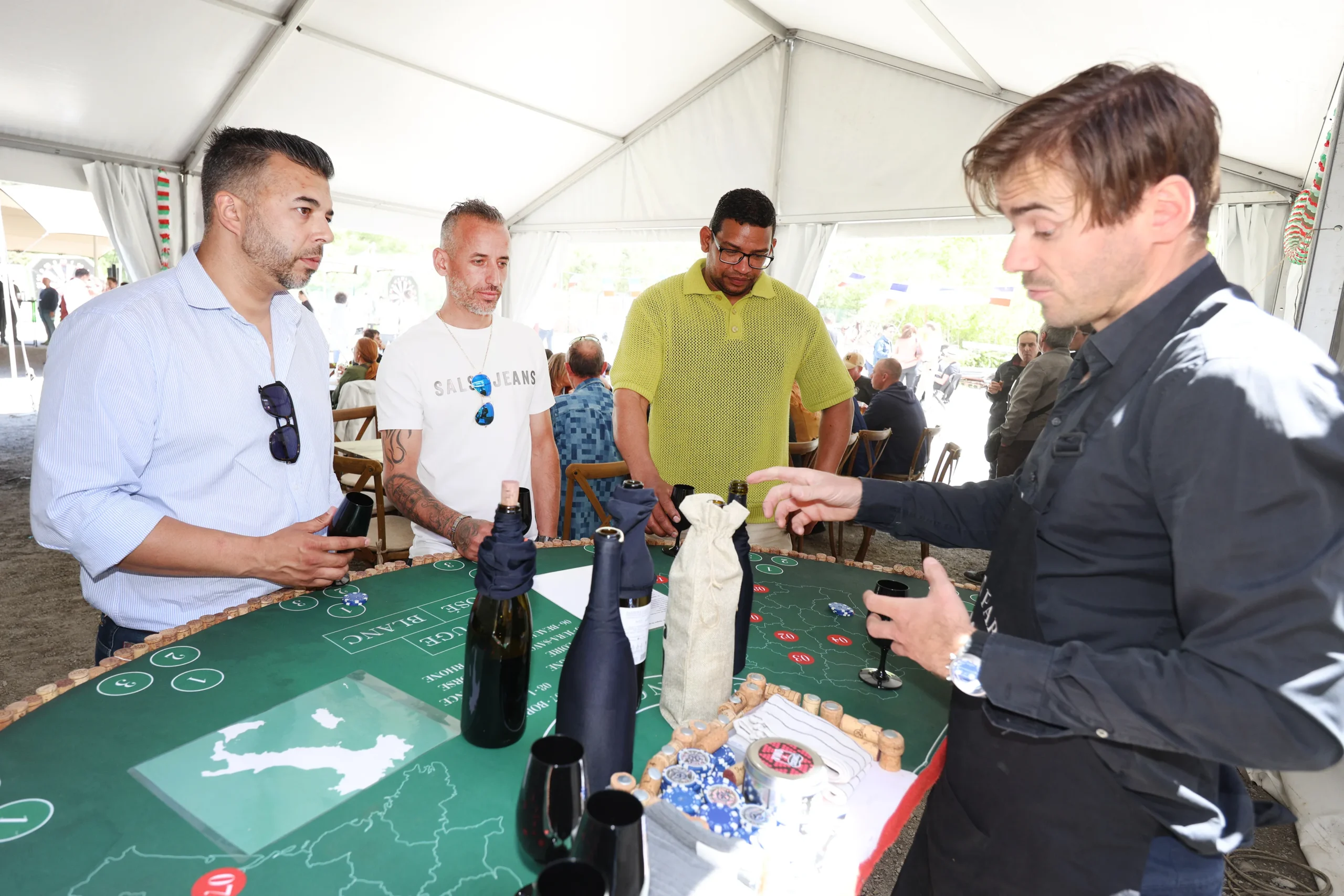 Soirée corporative casino du vin Montréal verres et fiches de mise sur les tables · INNOV'events