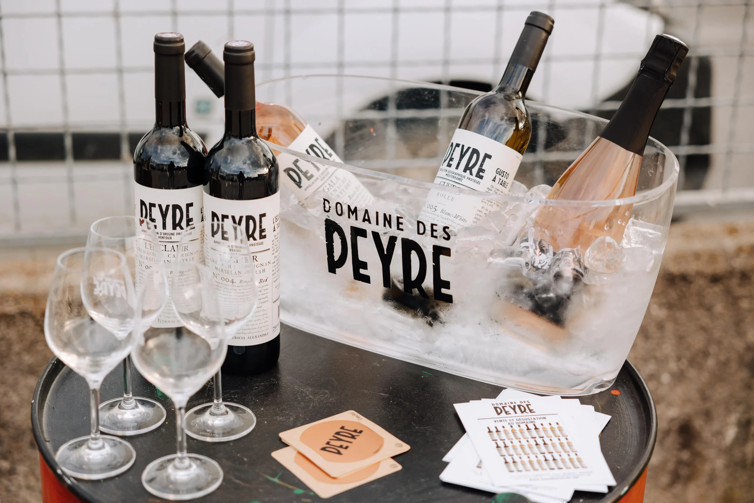 Outdoor wine tasting at an Île d'Orléans vineyard corporate group in autumn · INNOV'events