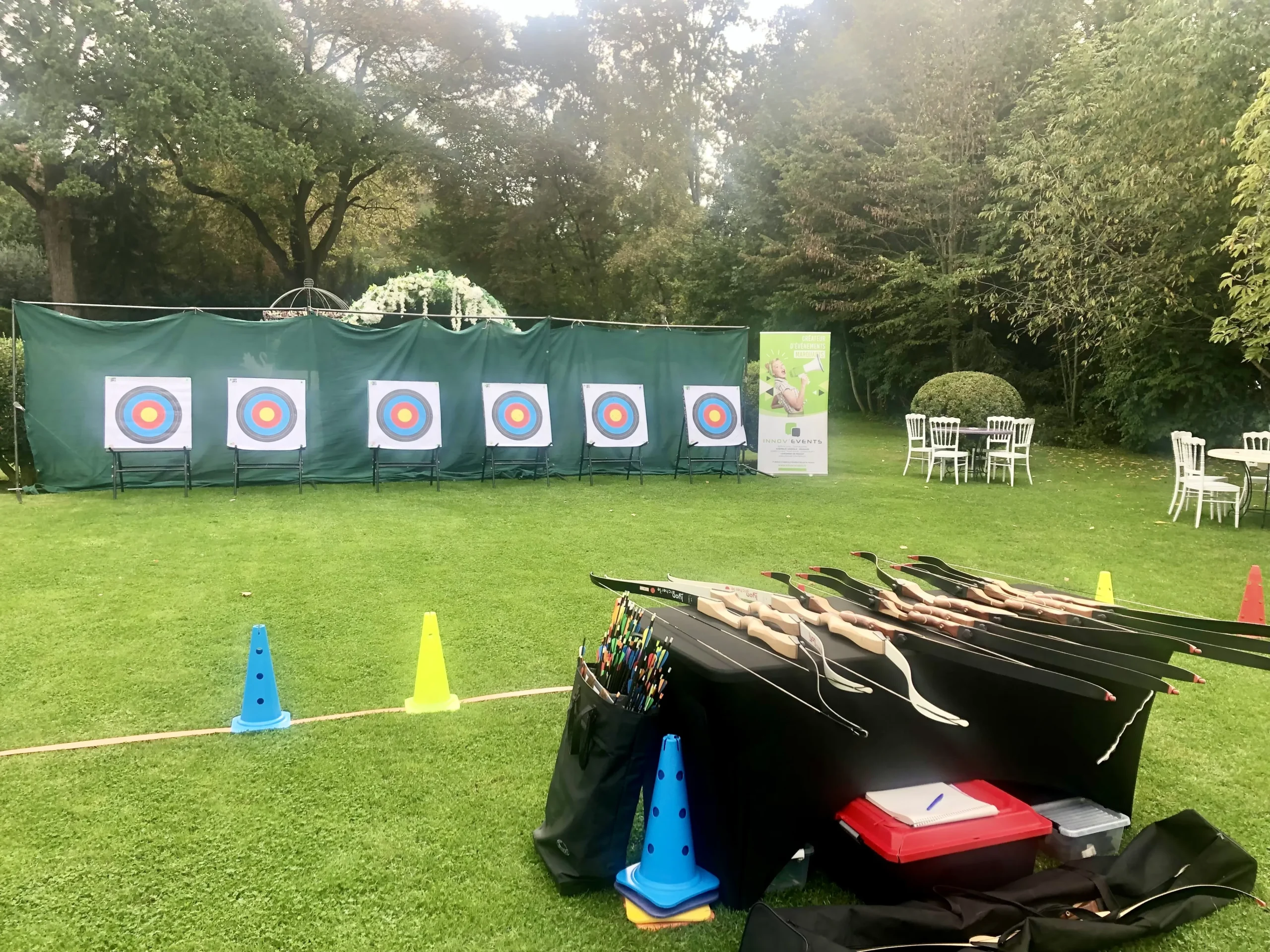 Corporate archery Trois-Rivieres participants in line aiming at targets · INNOV'events