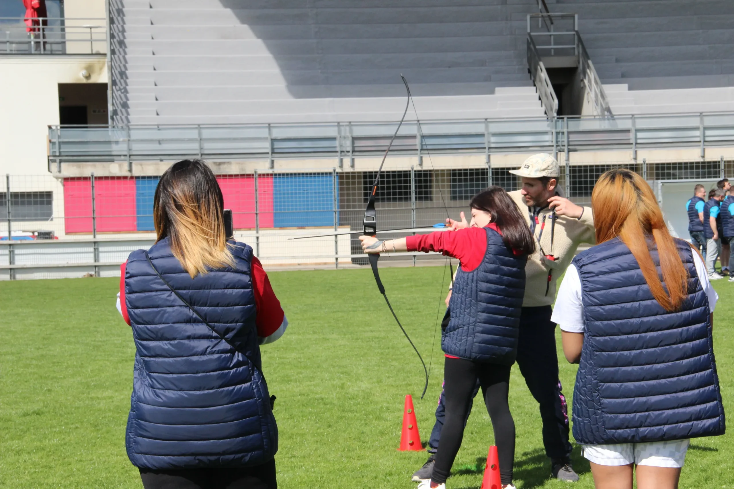 Corporate archery Quebec participants on the lawn of the Plains of Abraham · INNOV'events