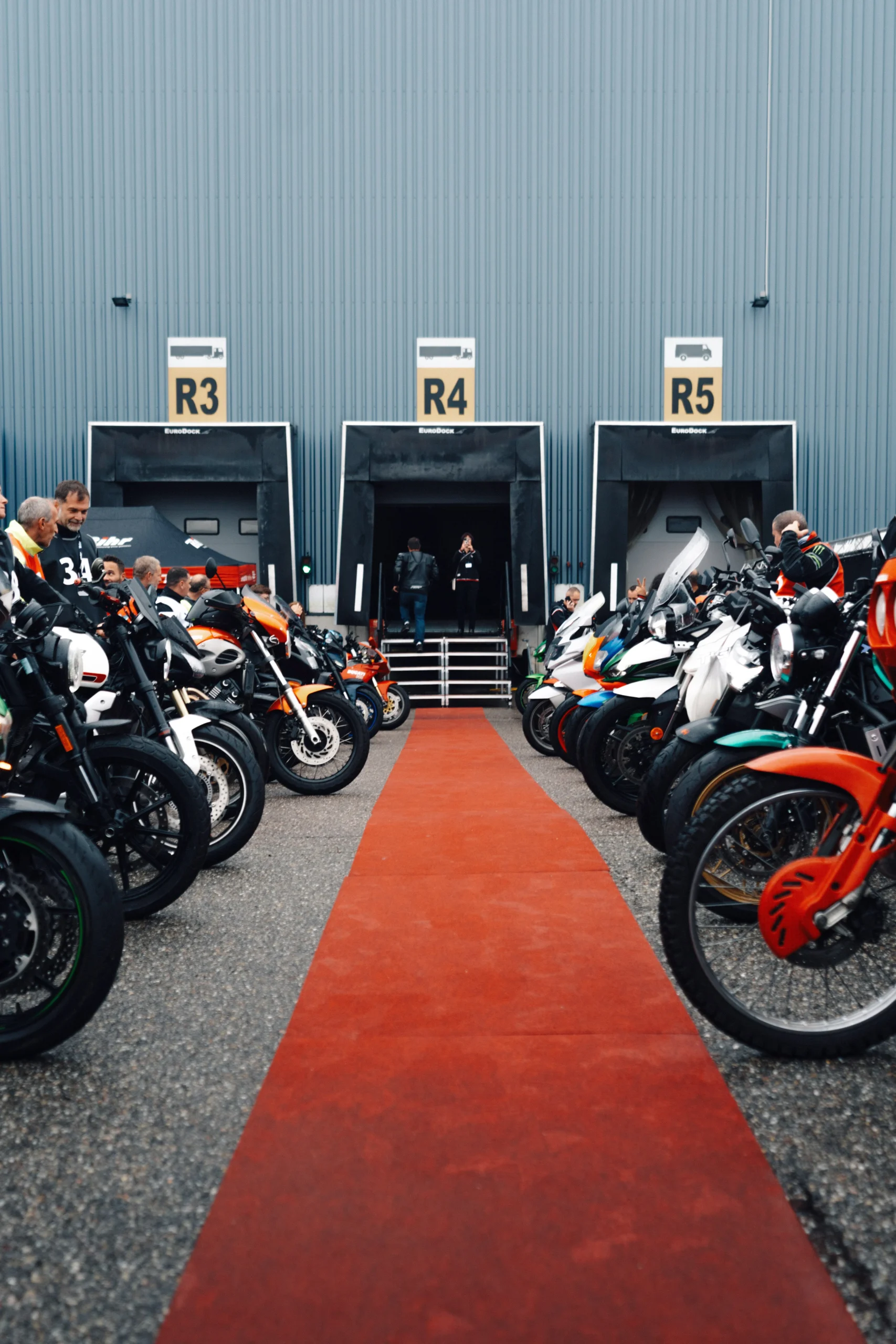 Compact valet service Montreal small team welcoming executives at an intimate evening · INNOV'events