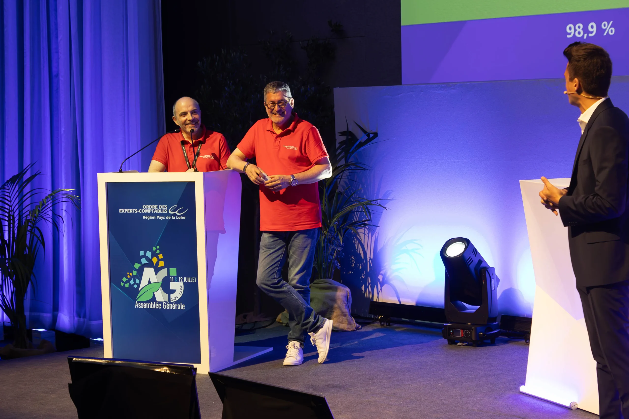 Corporate AGM in Laval, large plenary hall with stage and projection screens · INNOV'events