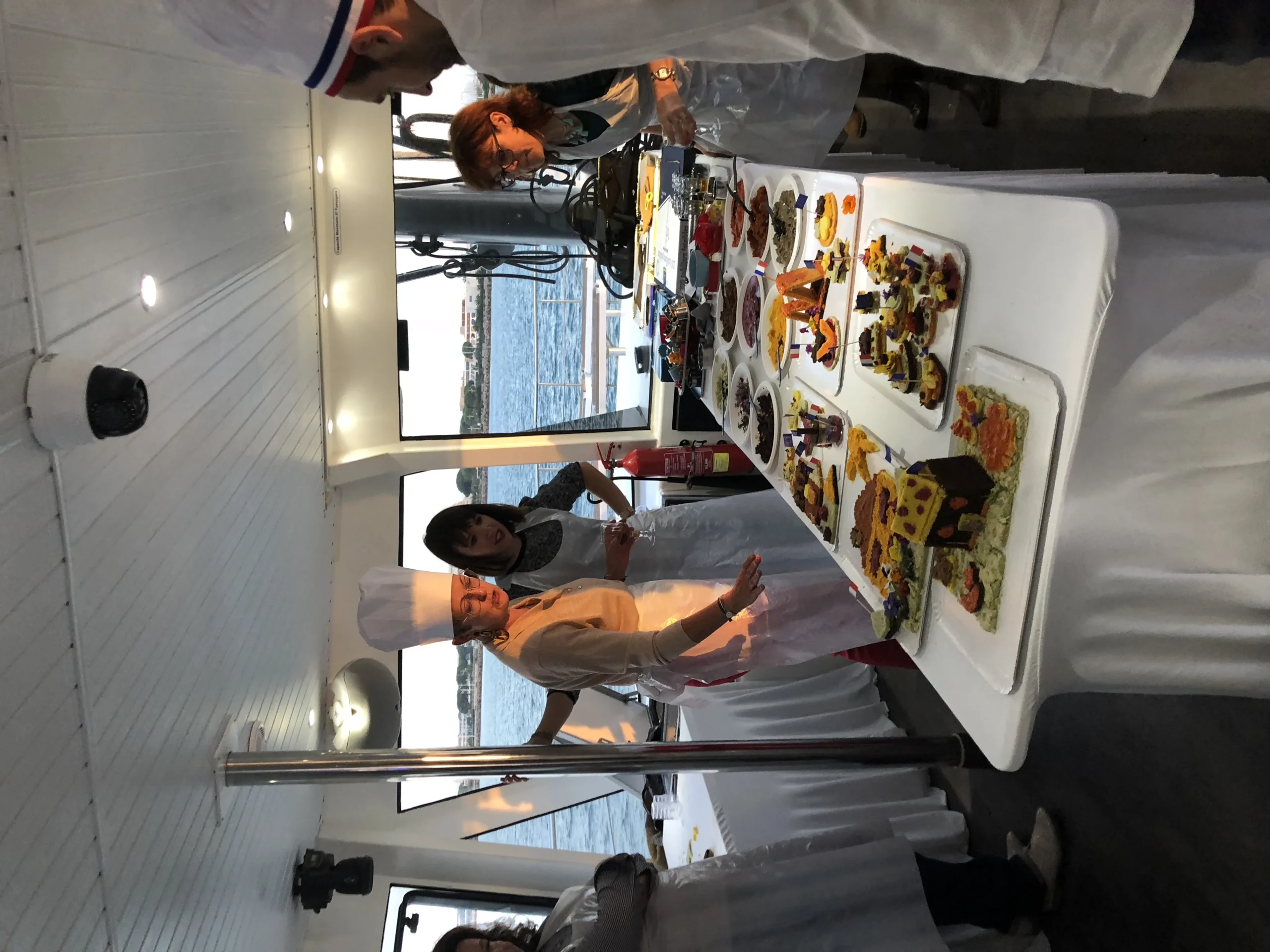Immersive dining table Laval clean décor soft lighting privatized room · INNOV'events