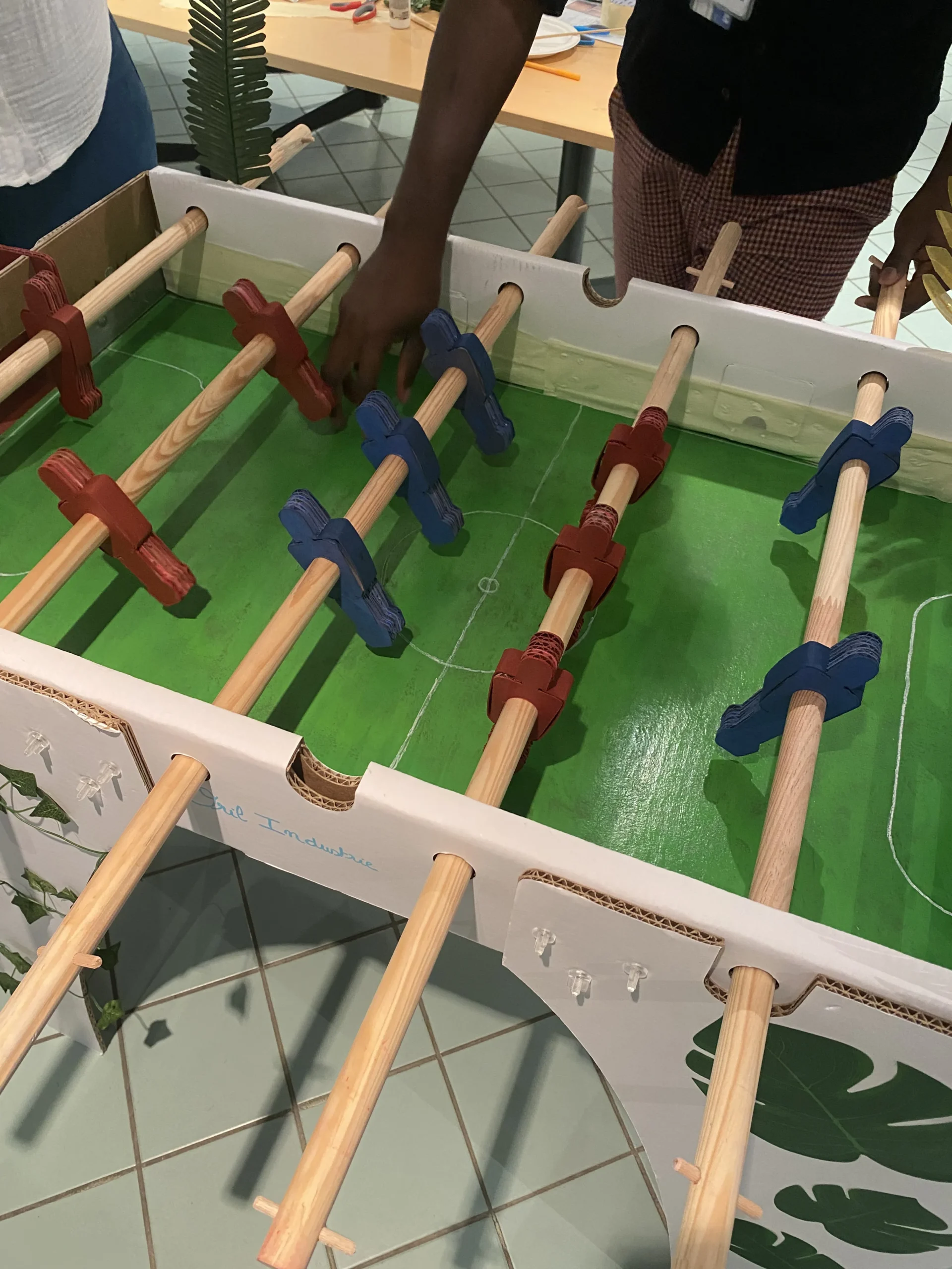Foosball build Laval participants painting the rods as a team · INNOV'events