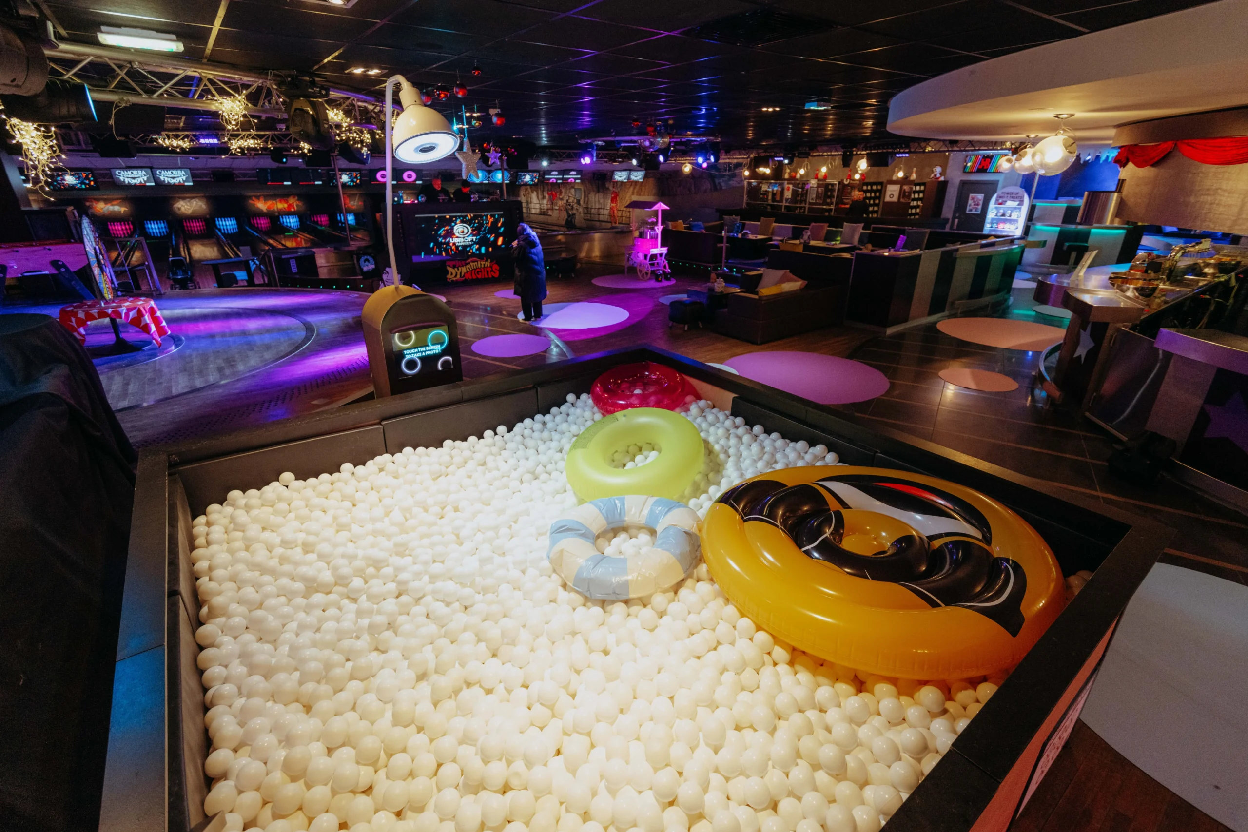 Corporate ball pit Montreal Vieux-Port participants in action outdoors · INNOV'events corporate event planning