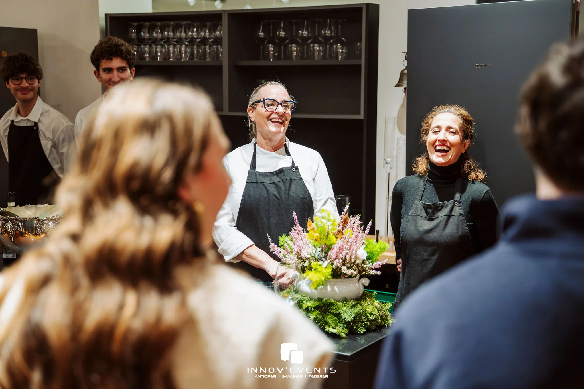 Atelier création de parfum Québec employés choisissant des matières premières olfactives · INNOV'events