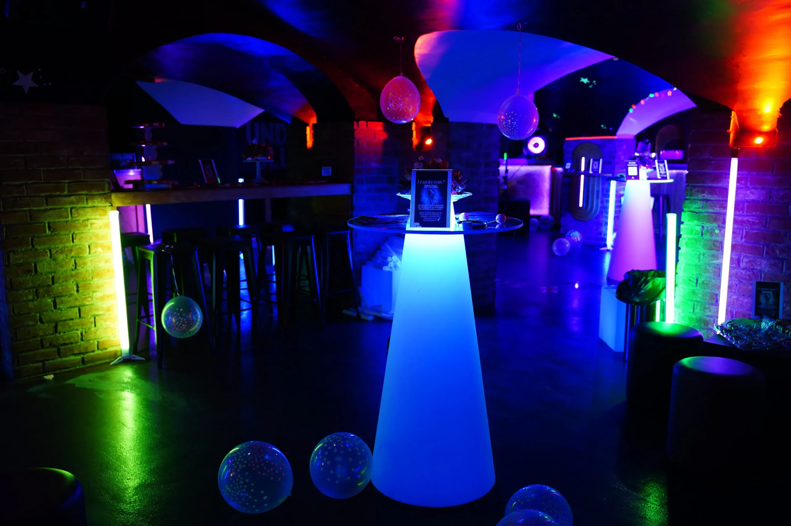 Luminous podiums corporate event Montreal, evening in the Quartier des spectacles at night · INNOV'events event management