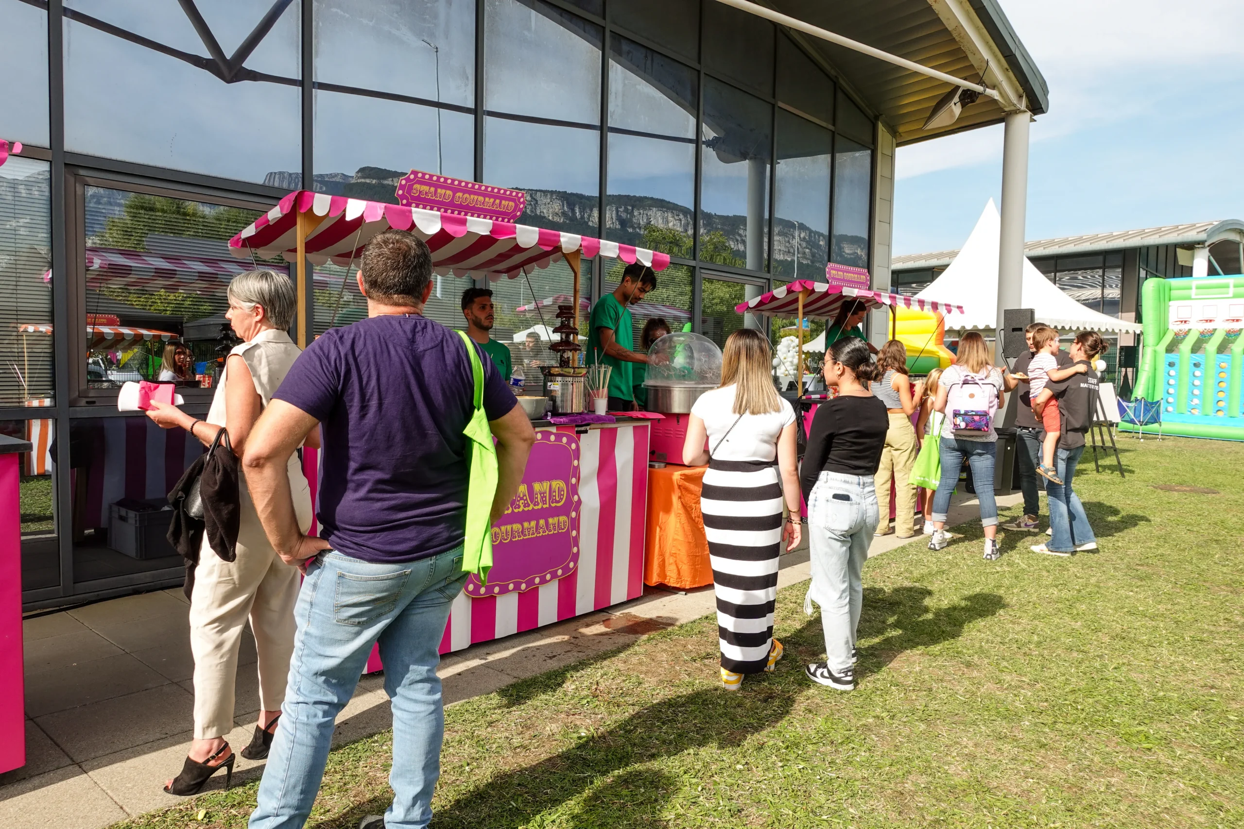 Journée famille fête foraine Laval enfants et parents aux animations · INNOV'events