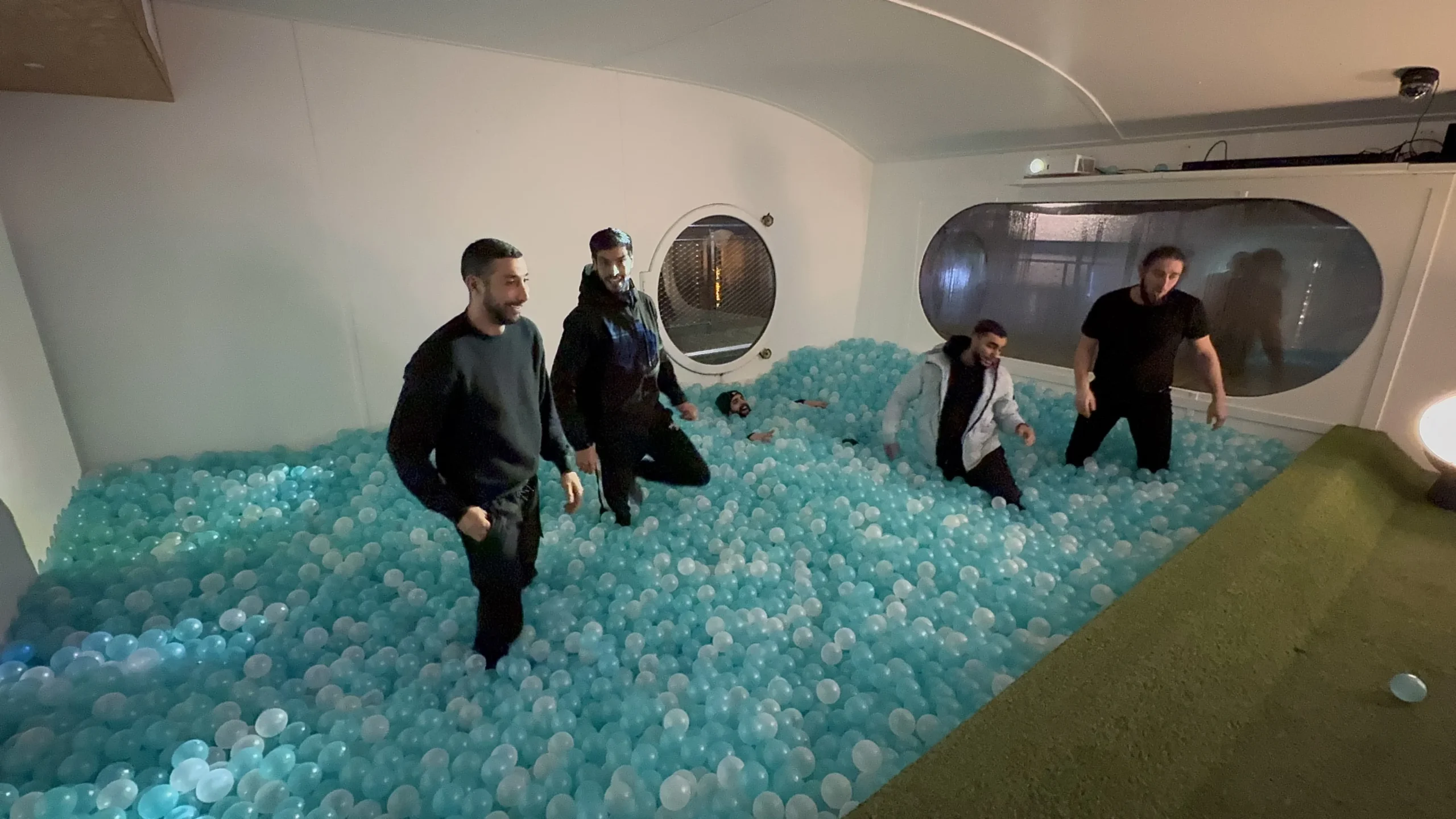 Ball pit Laval group of 60 employees themed zones indoors · INNOV'events