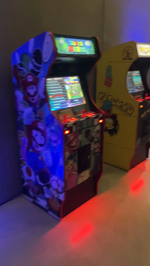 Corporate arcade games Laval retro cabinets Centropolis room · INNOV'events