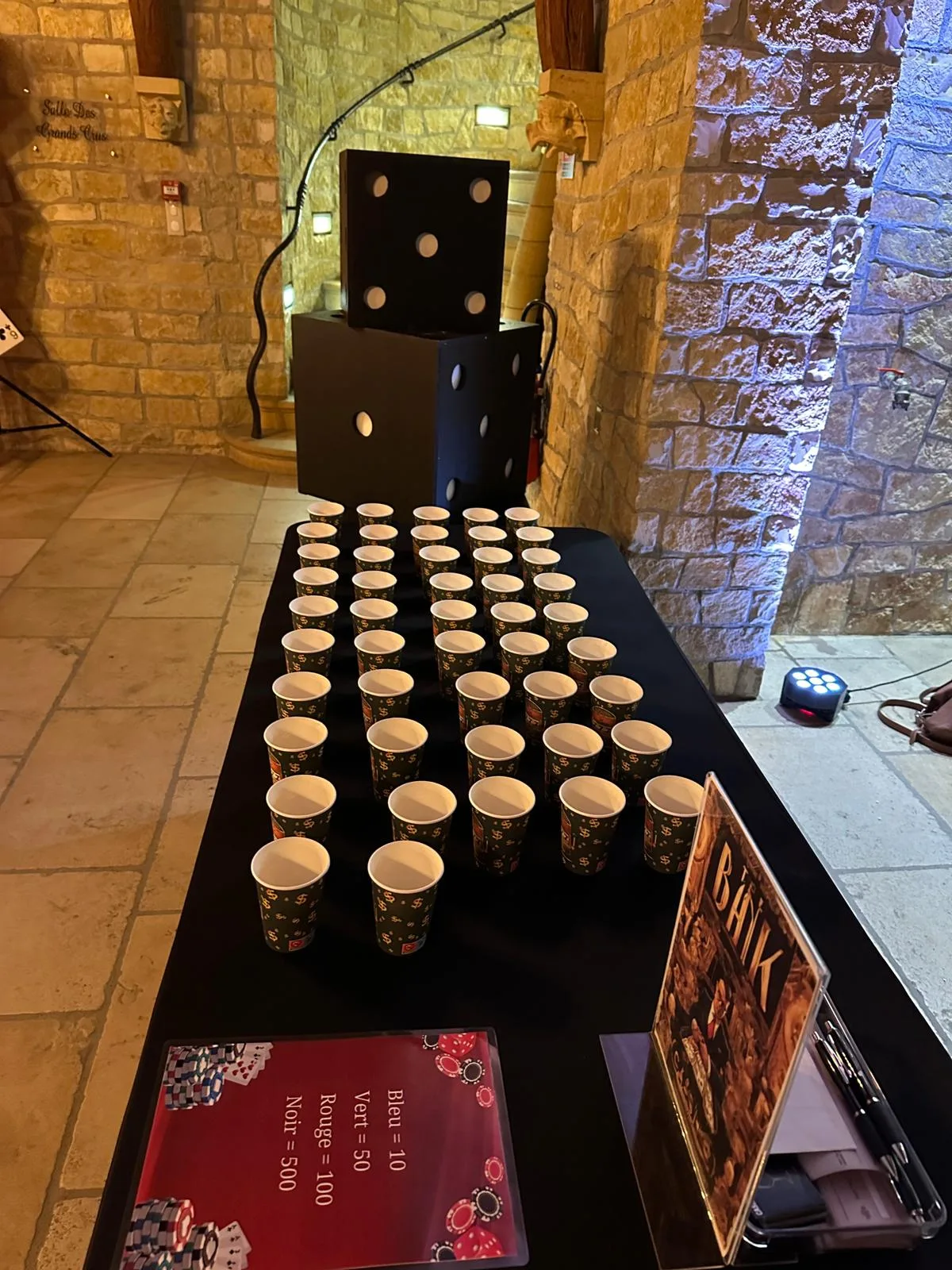 Wine casino in Laval, tasting table with an evening view of the Rivière des Mille-Îles · INNOV'events